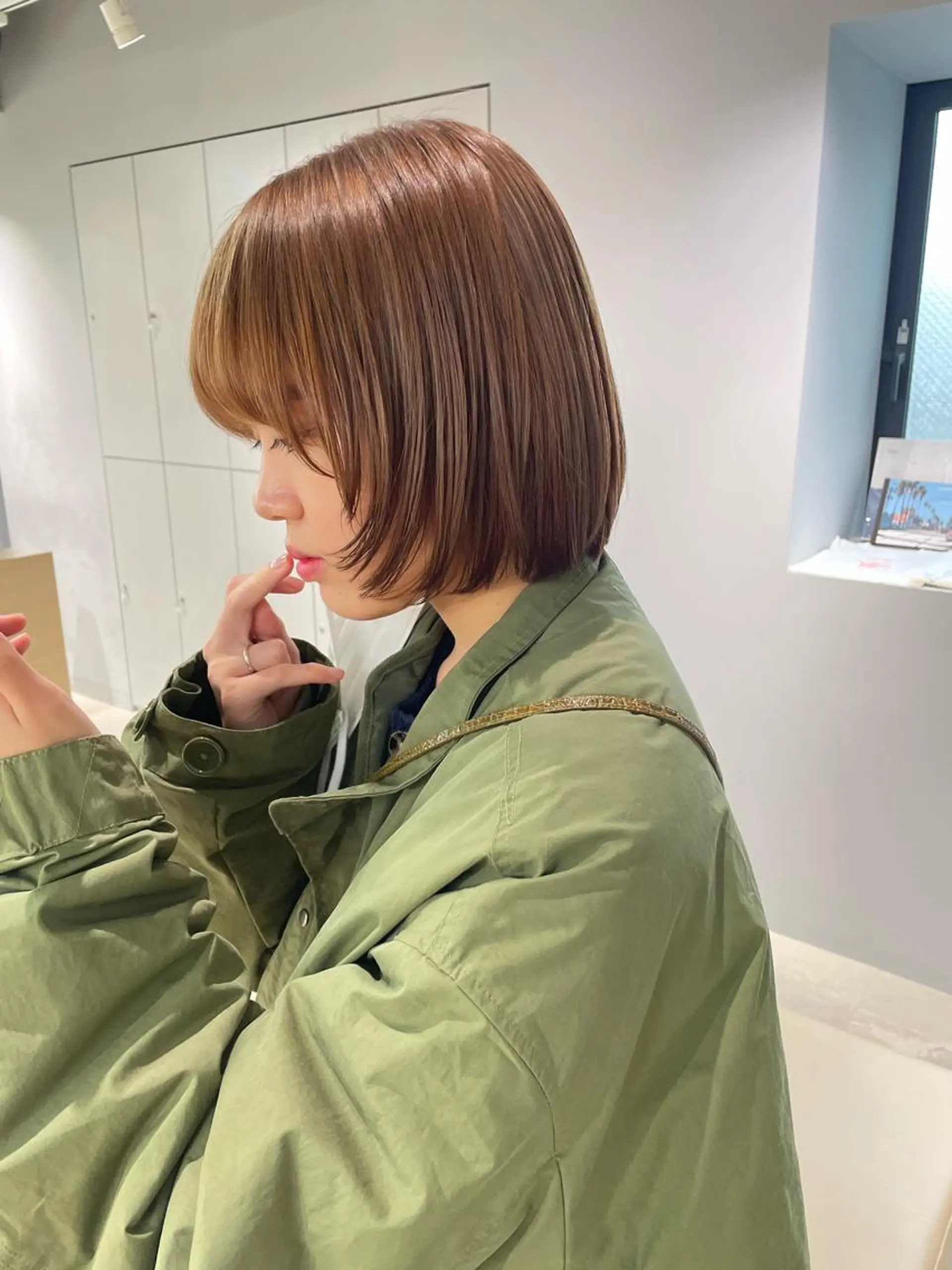 ショート カラー ミストバング ベージュカラー ブリーチ ブラウンカラー ケアブリーチ ヘアカラー トリートメント MIU/ルーツカラー ボブ/顔周りレイヤーのヘアスタイル