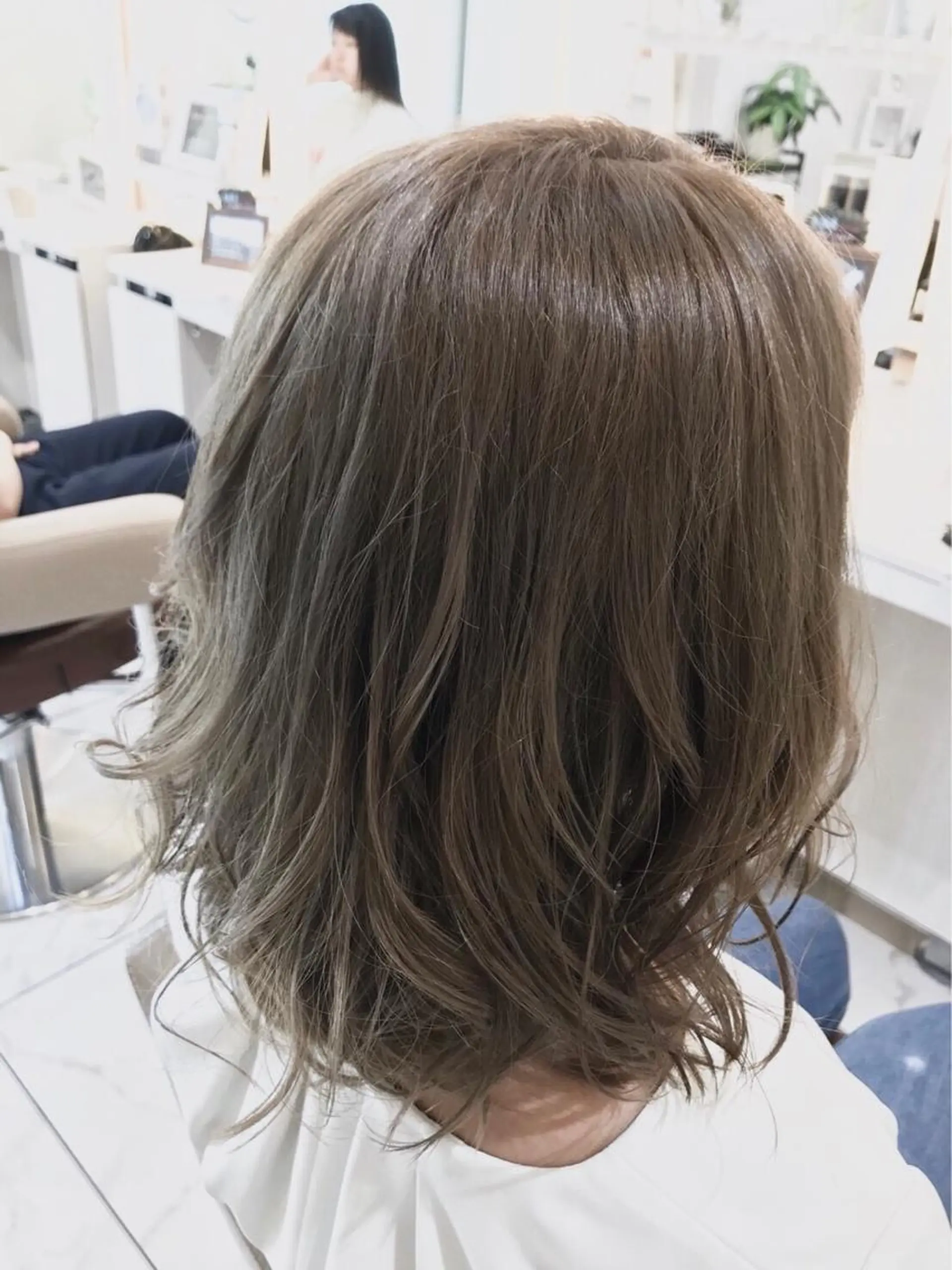 ミディアム カラー グレージュ 清藤 綾のヘアスタイル