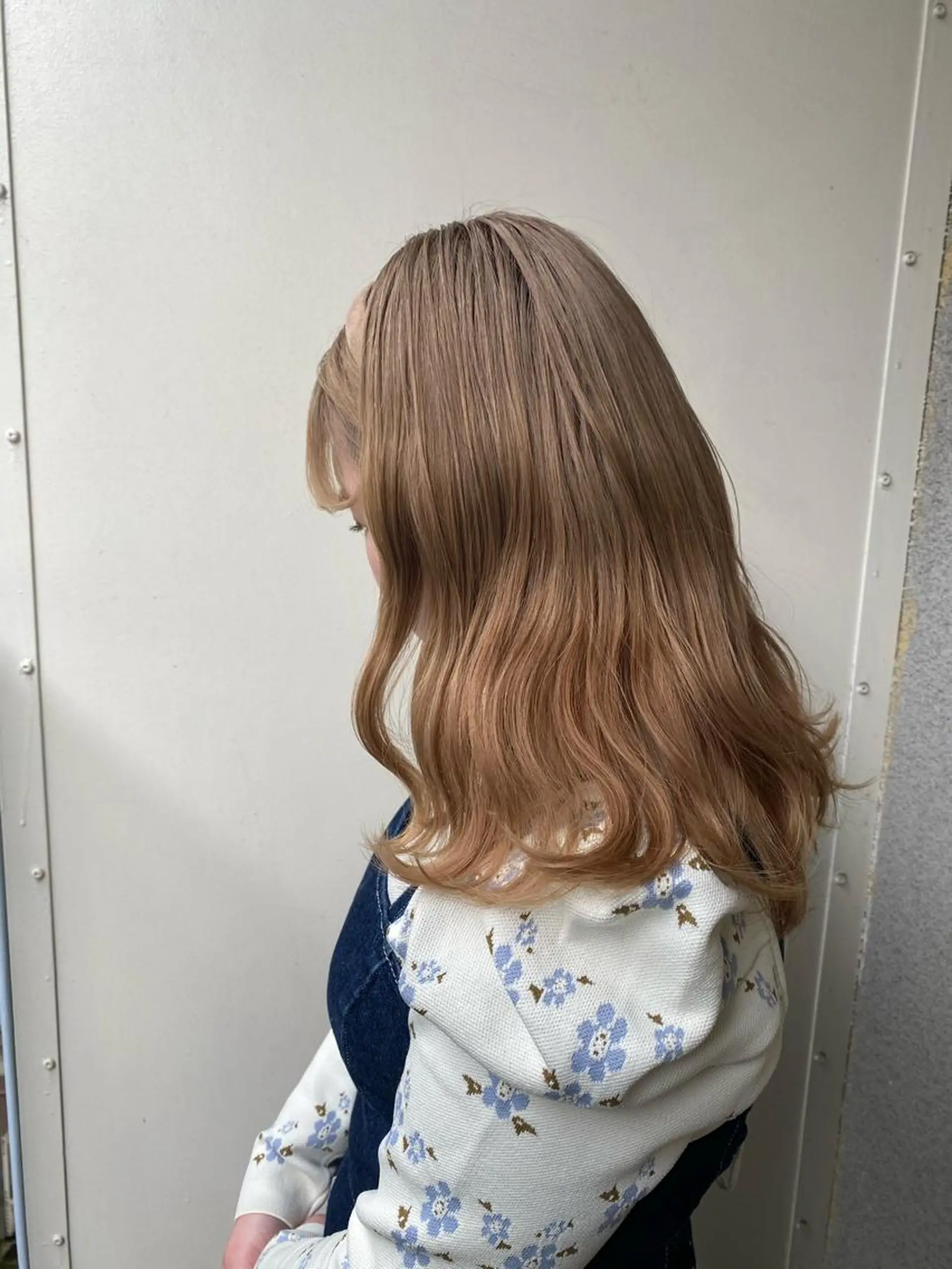 セミロング ブリーチなしカラー レイヤーカットのヘアスタイル
