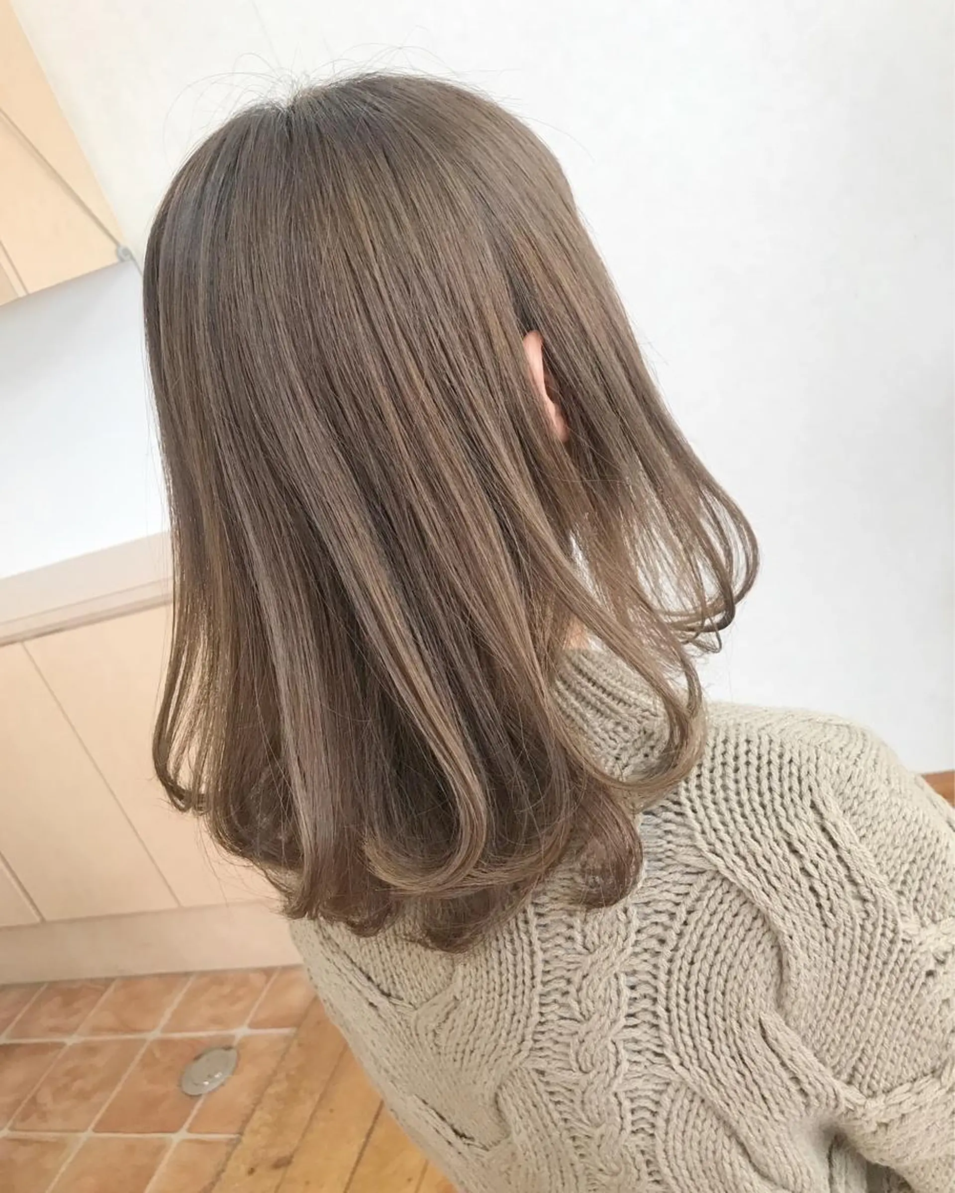 セミロング カラー ベージュカラー ミルクティーベージュ 荒木 ひろかのヘアスタイル