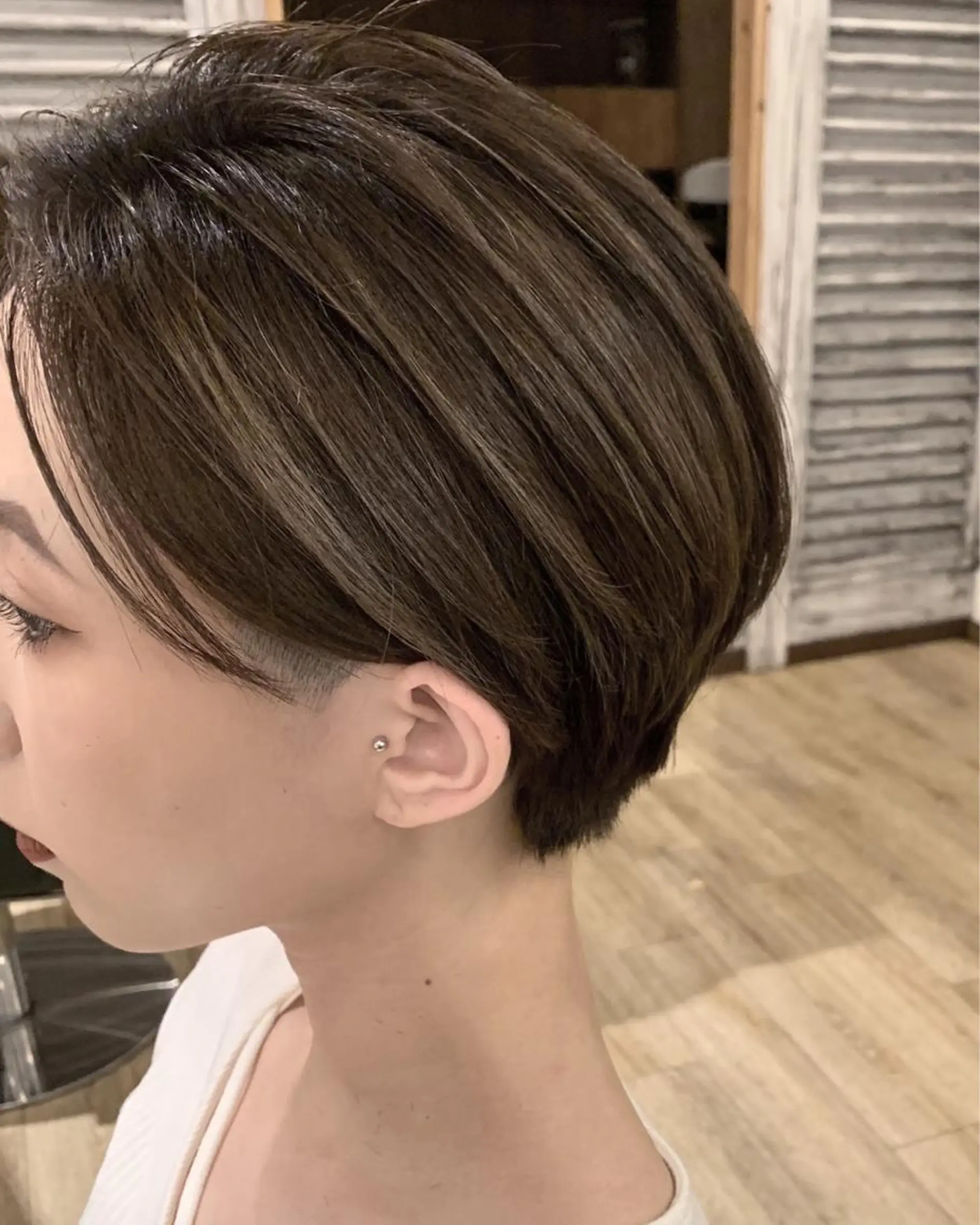 ショート カラー アッシュ バレイヤージュ ベージュカラー ブリーチ レイヤーカット カット ヘアカラー SALOWIN(サロウィン)広島並木通り所属・田村和範/似合わせ カラー/縮毛矯正のヘアスタイル