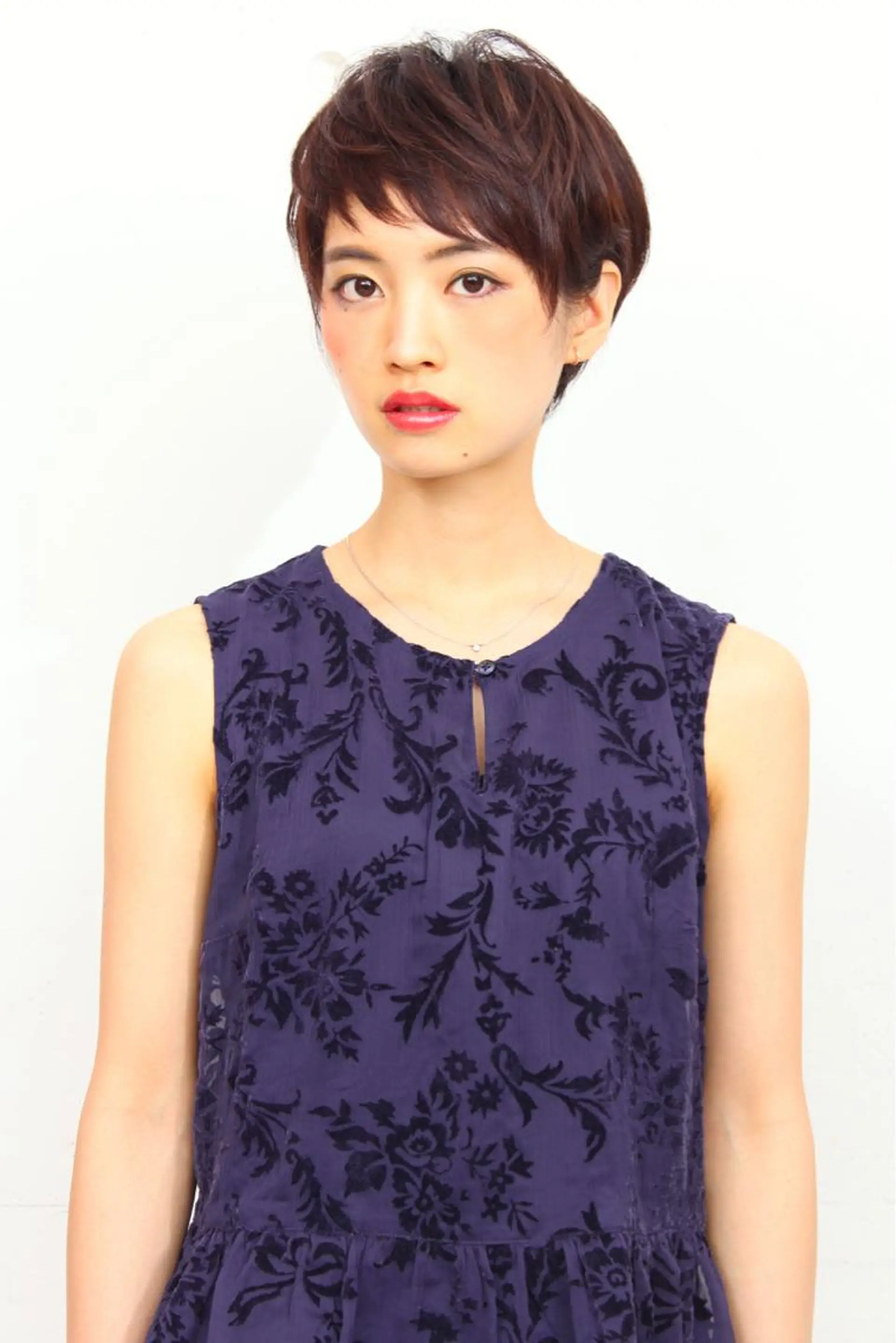 ショート カラー ボルドーカラー レッドカラー ショートヘア 青木 茂樹⭐️ 透明感カラーのヘアスタイル