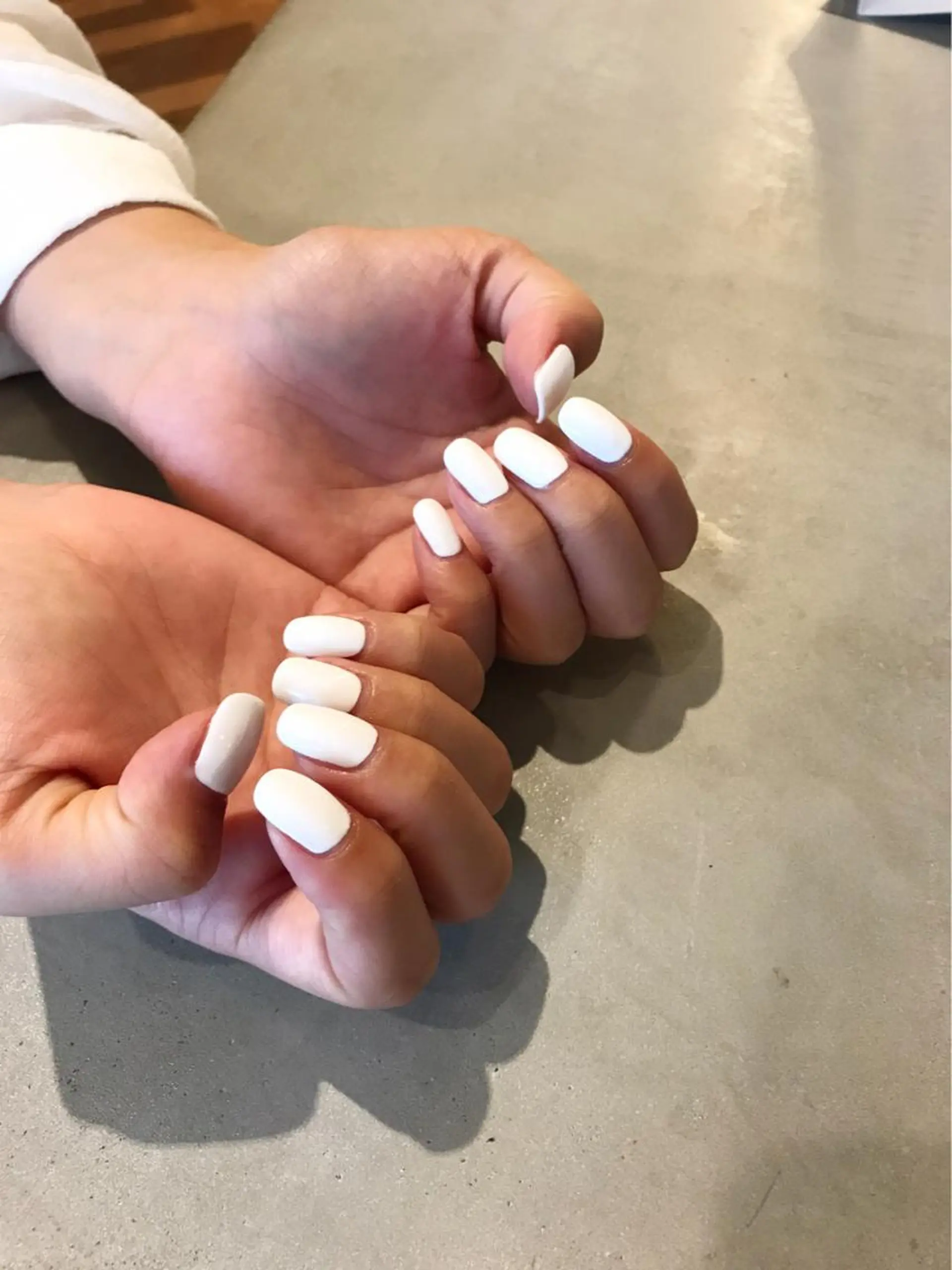 ネイル ジェルネイル ワンカラーネイル ストーンネイル ホワイト ハンドネイル Soeur ネイリストのネイルデザイン