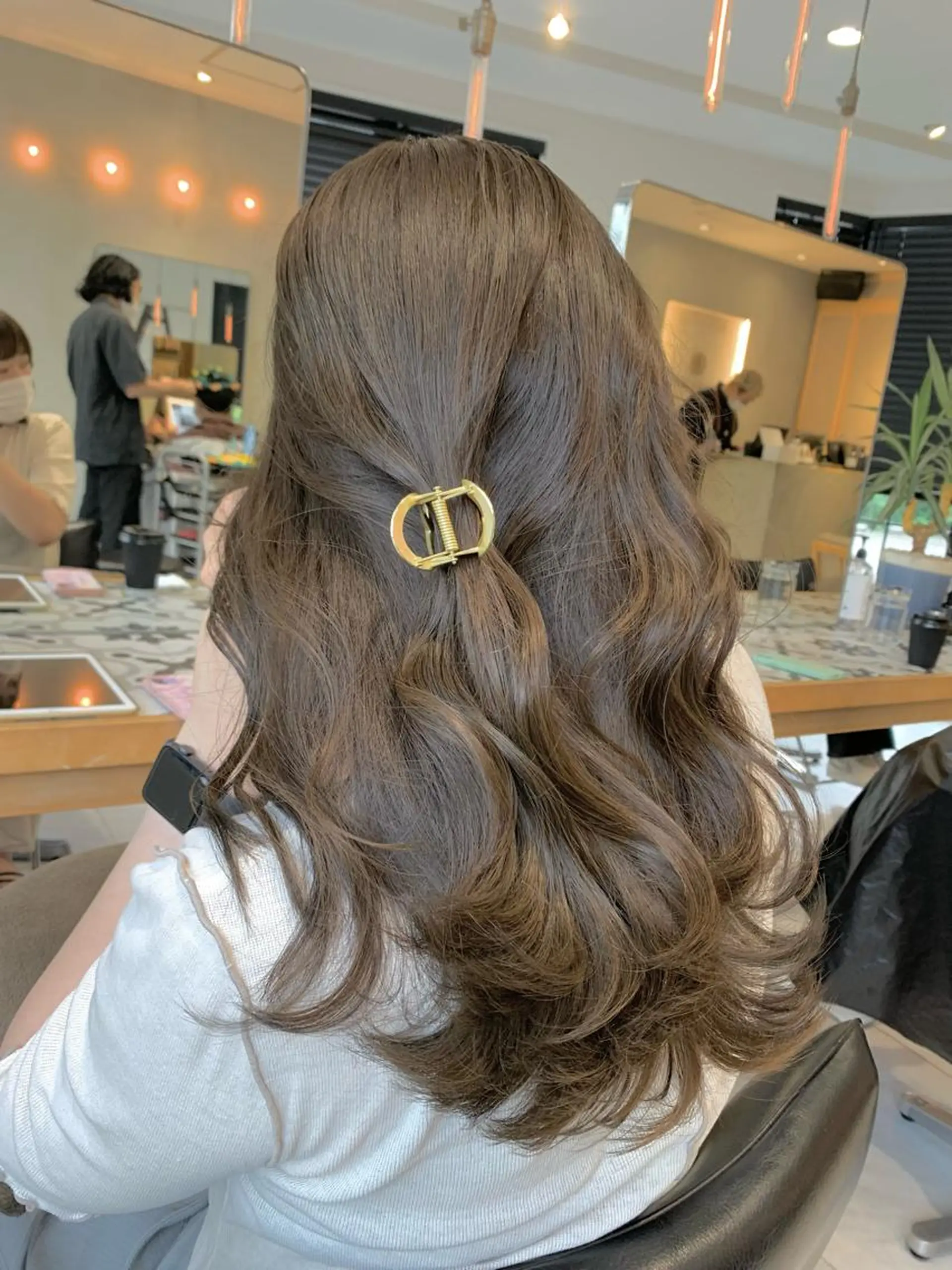 ロング カット ヘアカラー 淡いハイトーンカラー レイヤーカットゆうかのヘアスタイル
