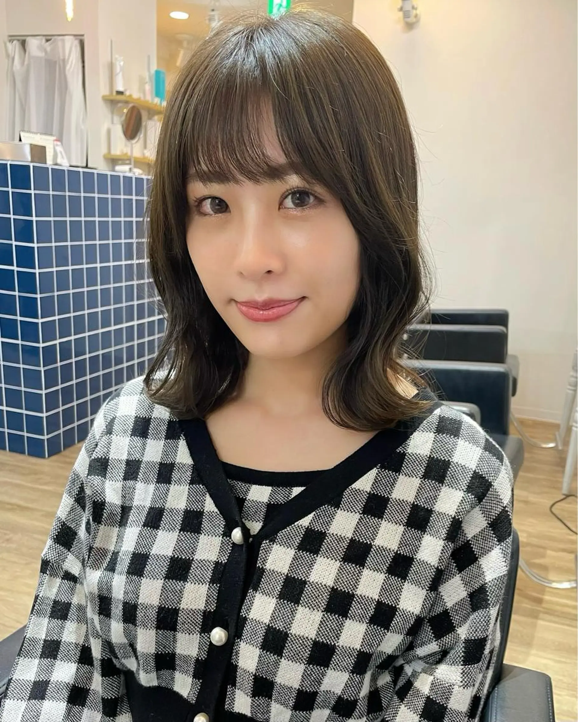 ミディアム カラー アッシュ 黒髪 ブリーチ ブルーカラー ブルーブラック オリーブカラー 特化　　kaiのヘアスタイル