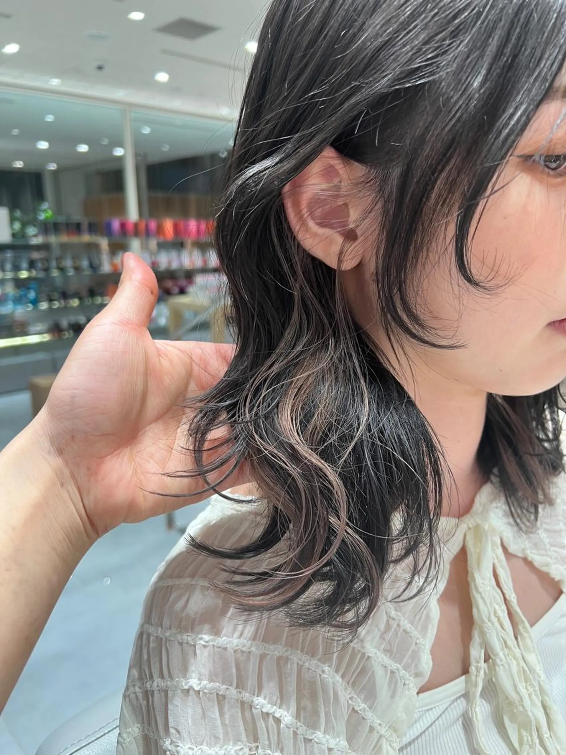 カラー ブリーチ イヤリングカラー kako　ショート ボブのヘアスタイル