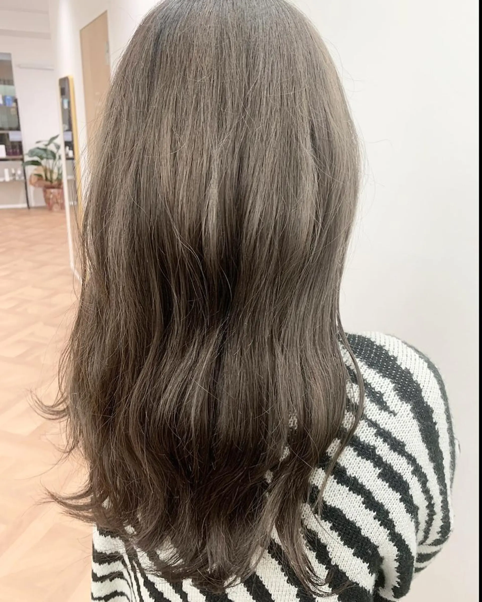 セミロング カラー ブリーチ グレージュ シルバー シルバーグレージュ 佐々木 有彩のヘアスタイル