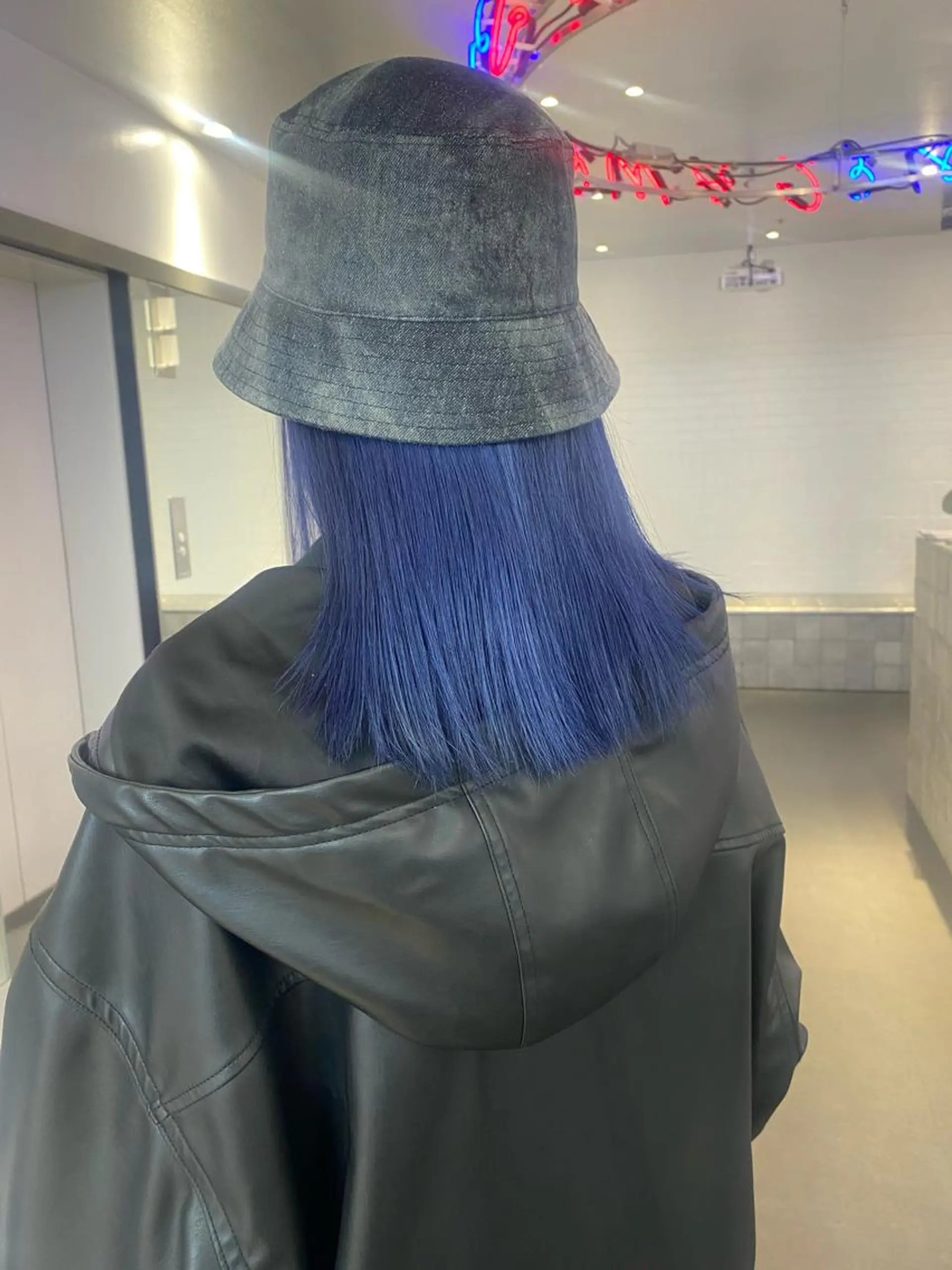 ミディアム カラー ヘアアレンジ ブルーカラー ブルーラベンダー ラベンダーカラー ネイビーカラー バイオレットカラー ヘアカラー トリートメント 🎨ハイトーン/ 切りっぱなし みつきのヘアスタイル