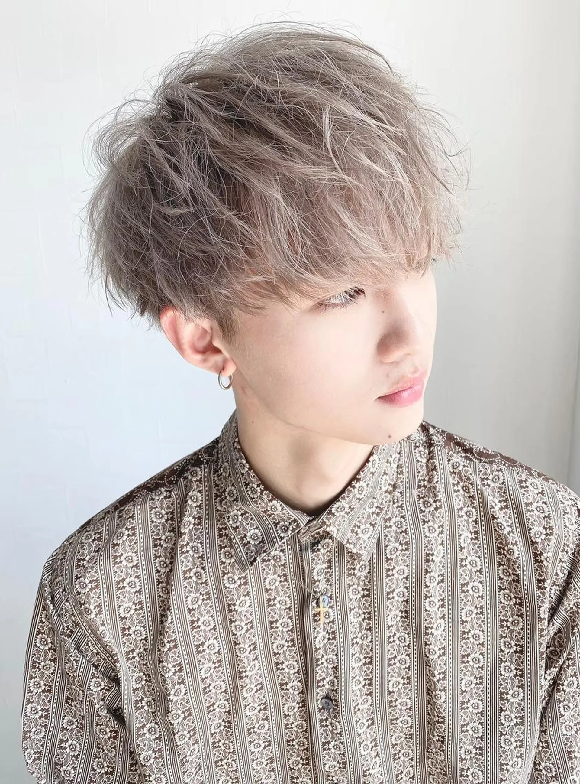 メンズ メンズバレイヤージュ メンズブリーチ センターパート メンズハイライト メンズインナーカラー カット ヘアカラー ＿WHITE鳳店 アンダーバーホワイトのヘアスタイル