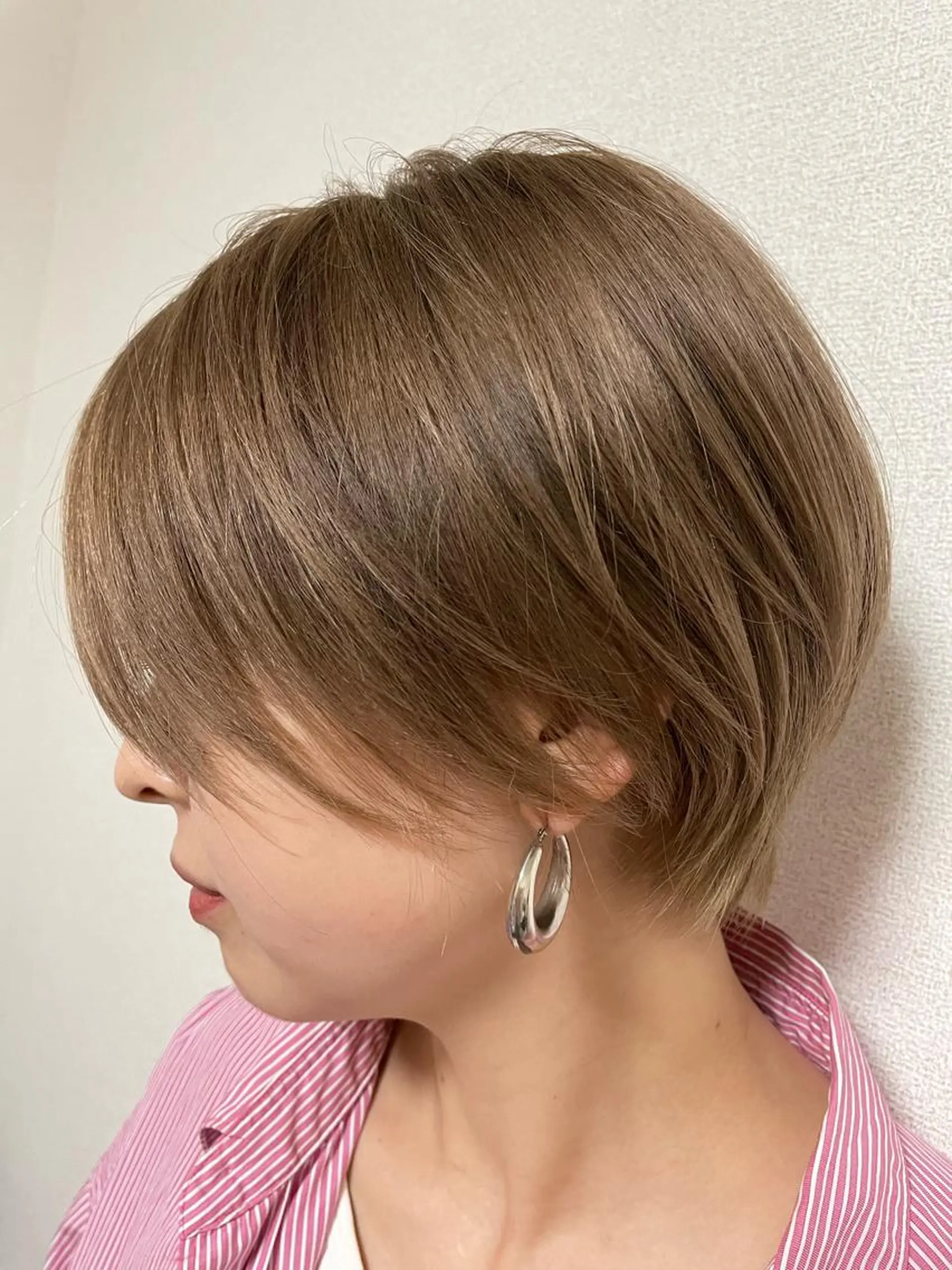 ショート カラー ベージュカラー ブリーチ ハイトーンカラー ハイトーンベージュ カット 荒木 理緒のヘアスタイル