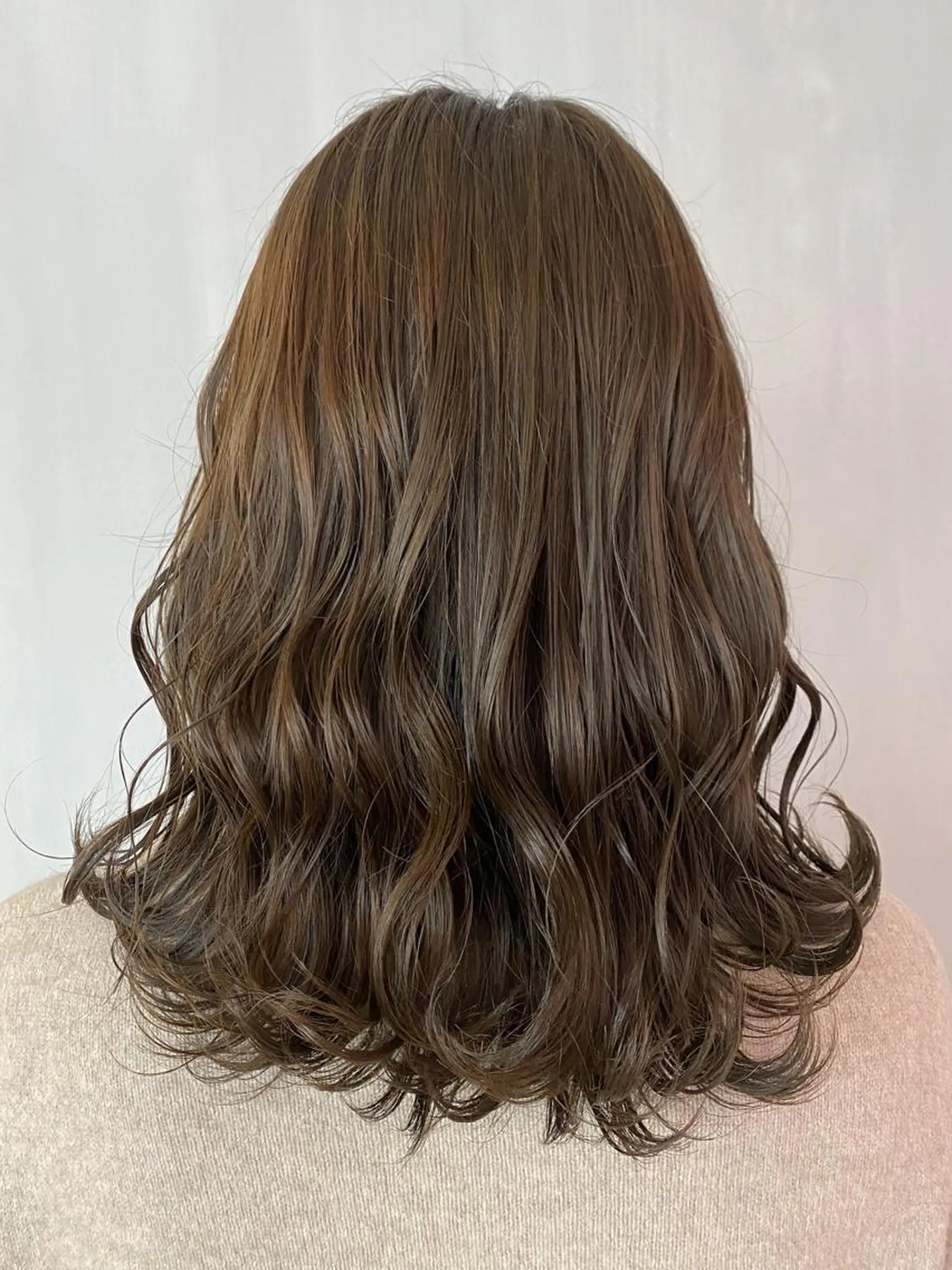 セミロング カラー ベージュカラー オリーブベージュ ヘアカラー トリートメント オーストヘアージジ所属・TAI透明カラー 柔らかい縮毛矯正のヘアスタイル