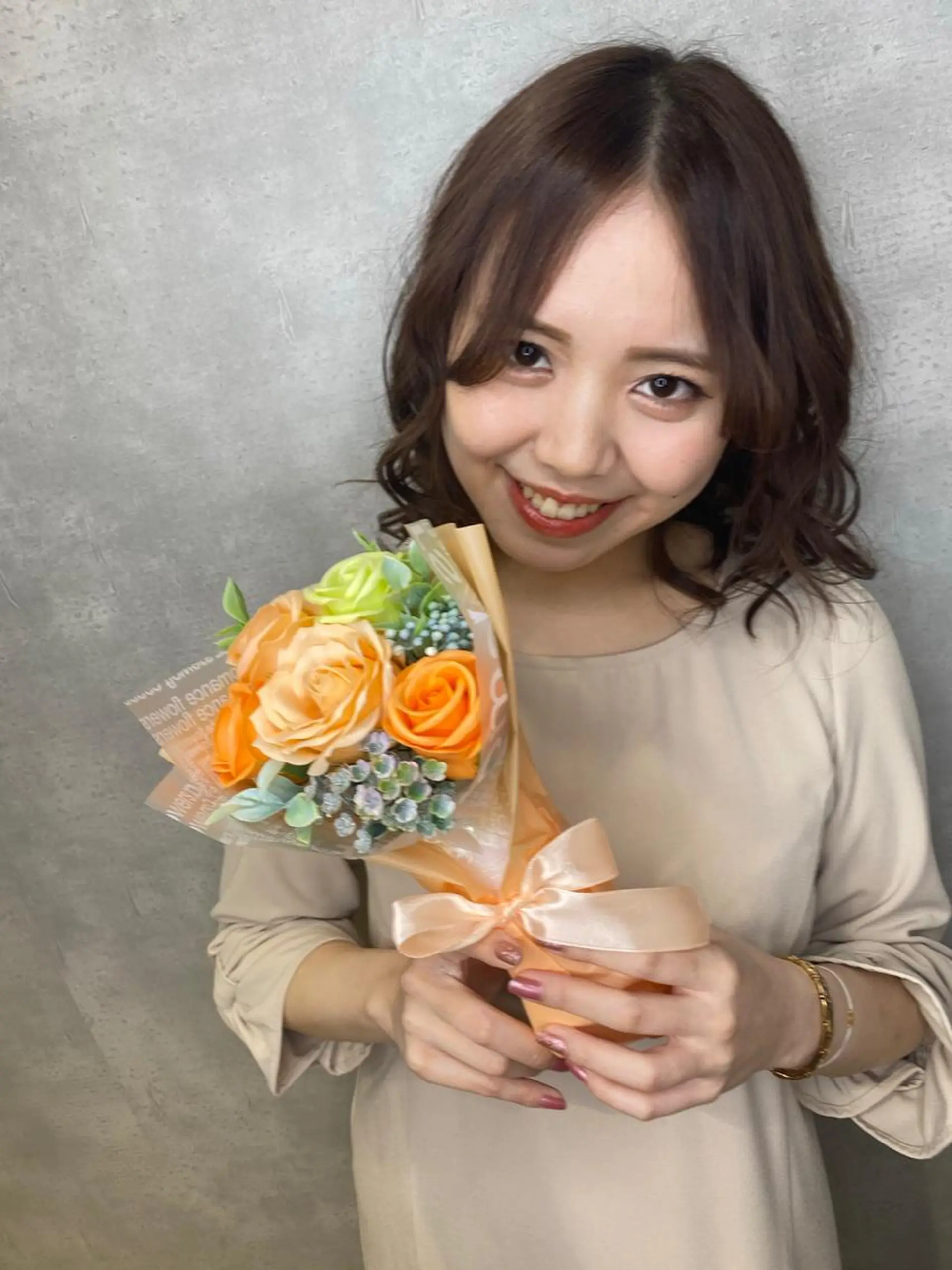 ミディアム カット ヘアカラー トリートメント ヘアセット 美髪/髪質改善 顔周り/透明感カラーのヘアスタイル