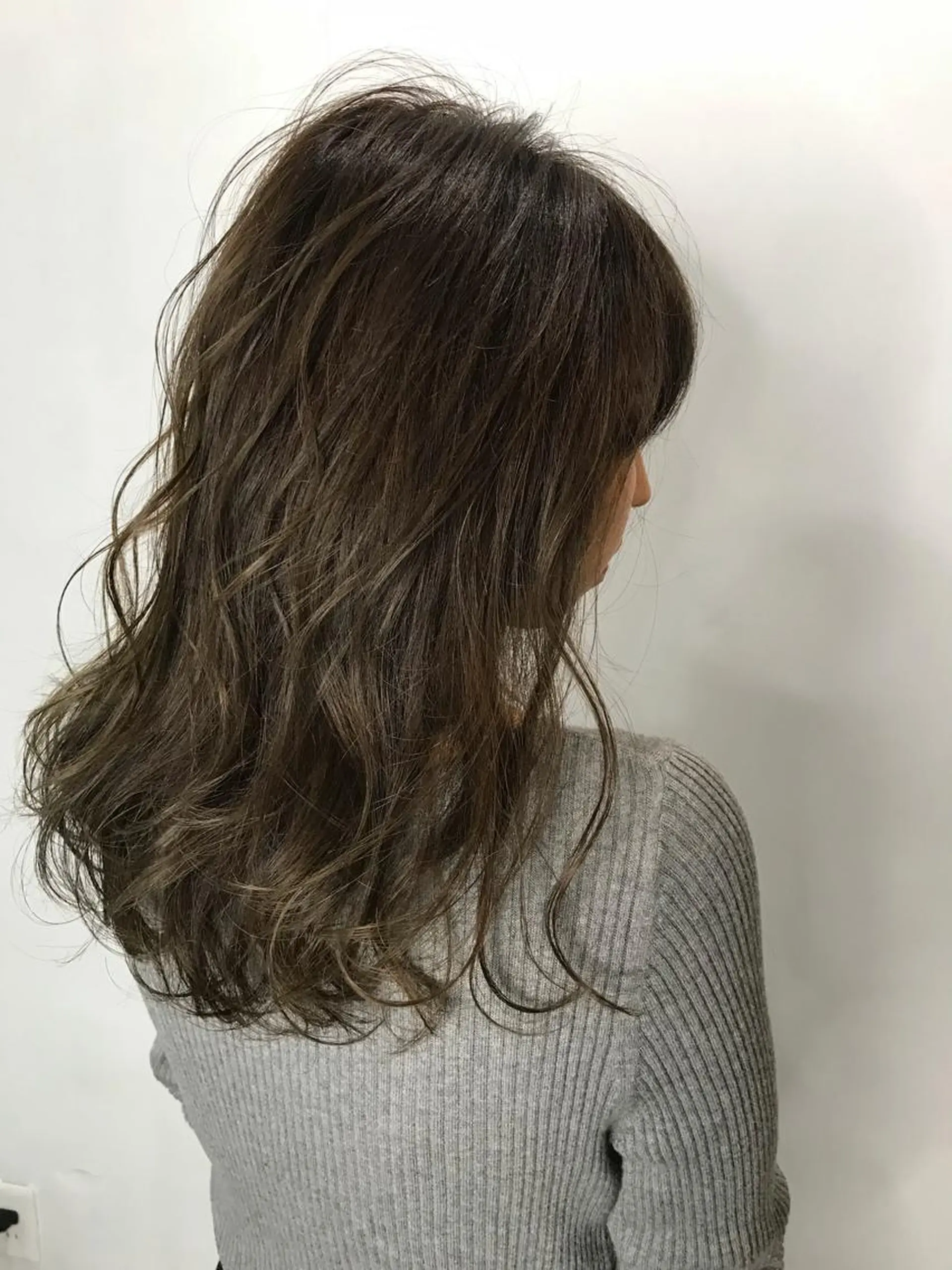 ミディアム カラー グレージュ ハイライトカラー カーキグレージュ ハイライト エクステ(レミー毛) NINEのヘアスタイル