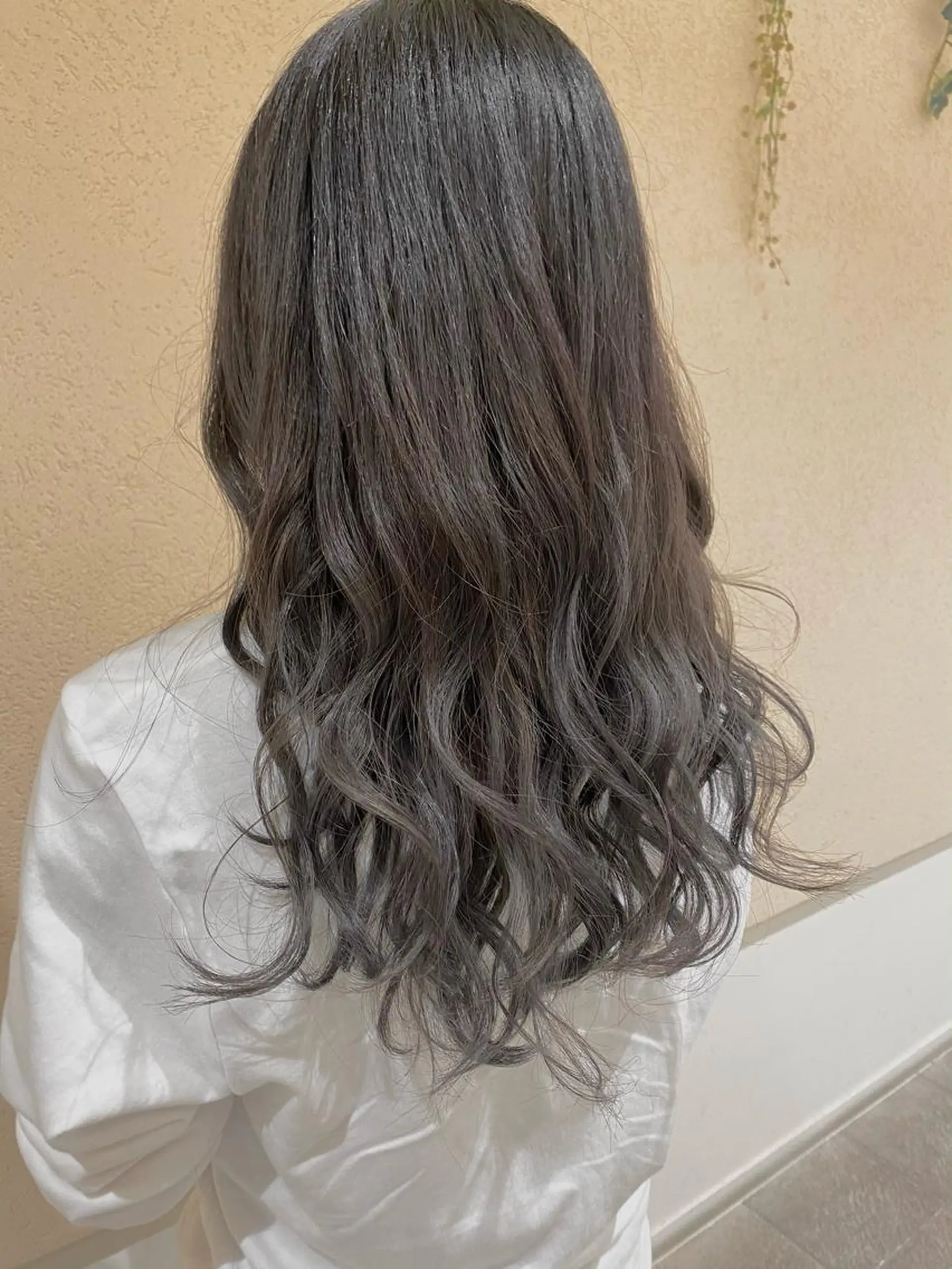 セミロング 新宿スペインカール ヨモギダのヘアスタイル