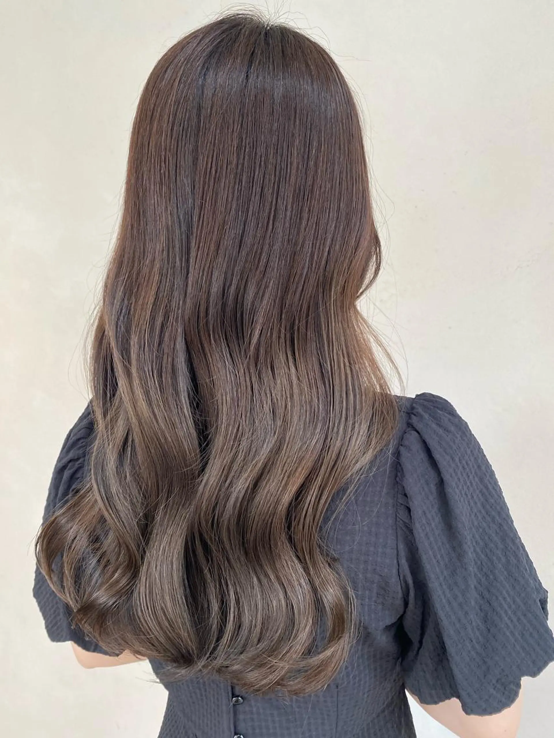 ロング カラー ヘアアレンジ ブリーチ グレージュ イルミナカラー ヘアカラー トリートメント 前田 美桜のヘアスタイル