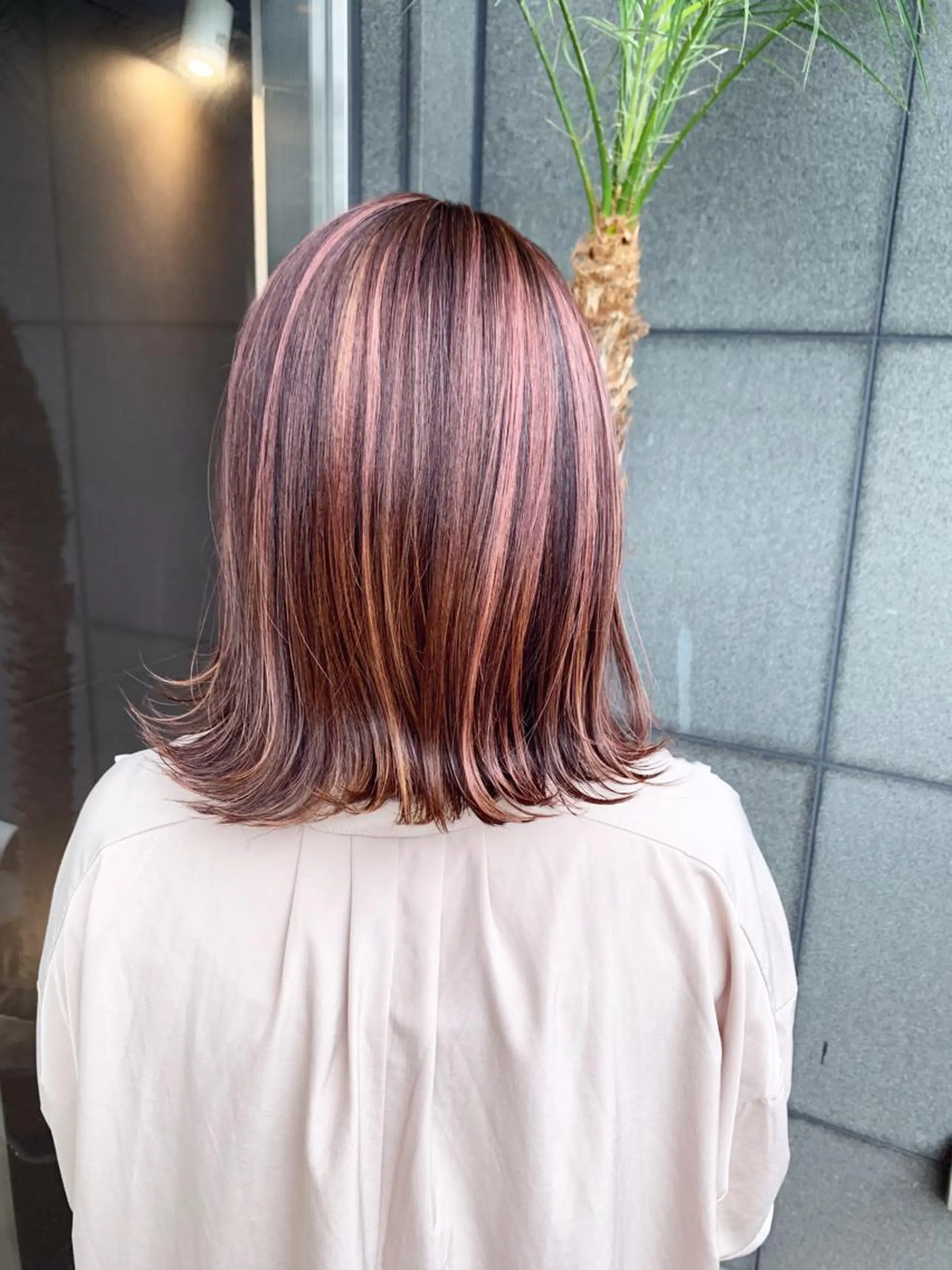 ミディアム ボブ ハイライト 外ハネヘア レイヤー×縮毛矯正 深見 拓のヘアスタイル