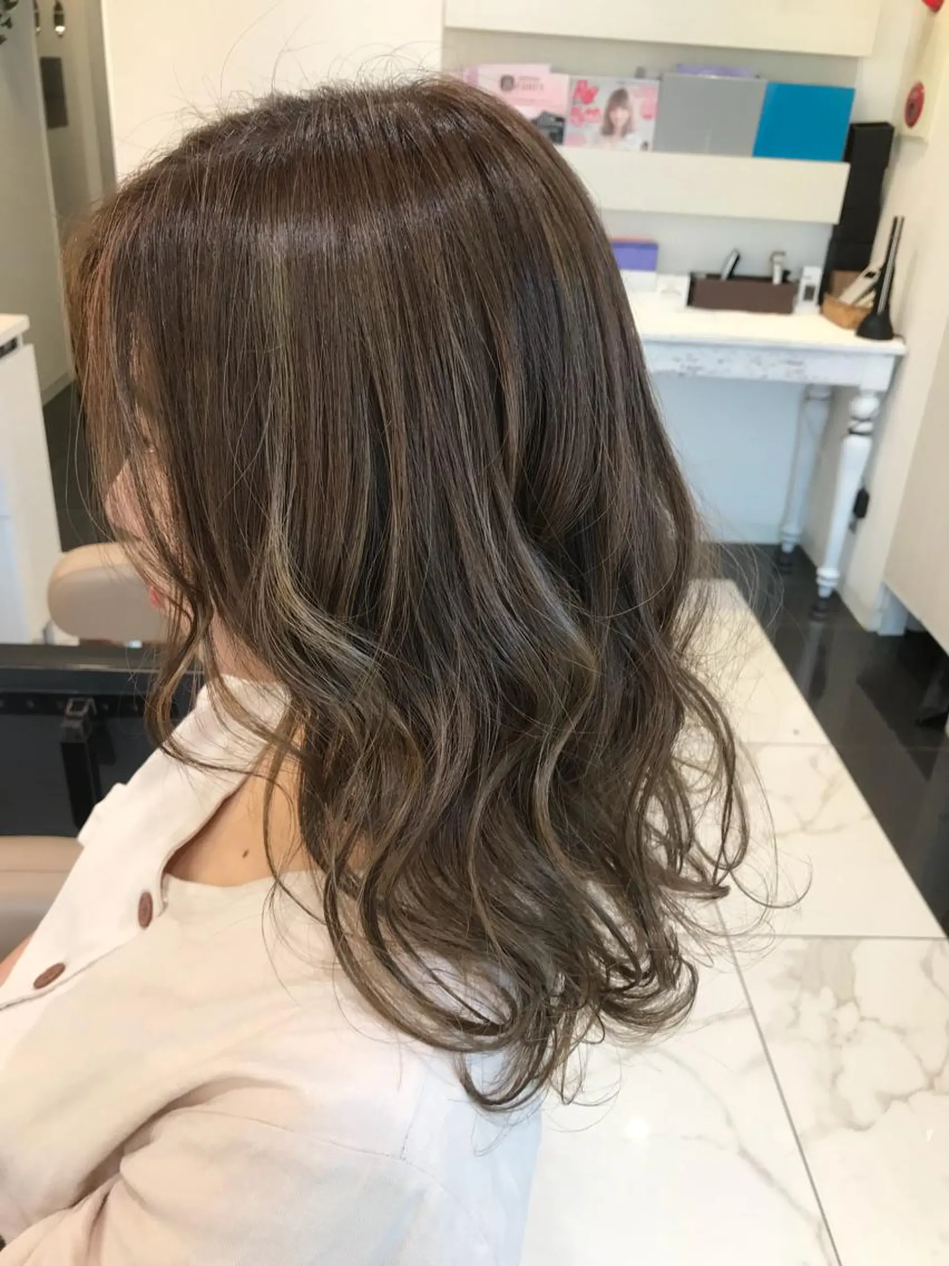 ロング カラー グラデーションカラー グレージュ 清藤 綾のヘアスタイル