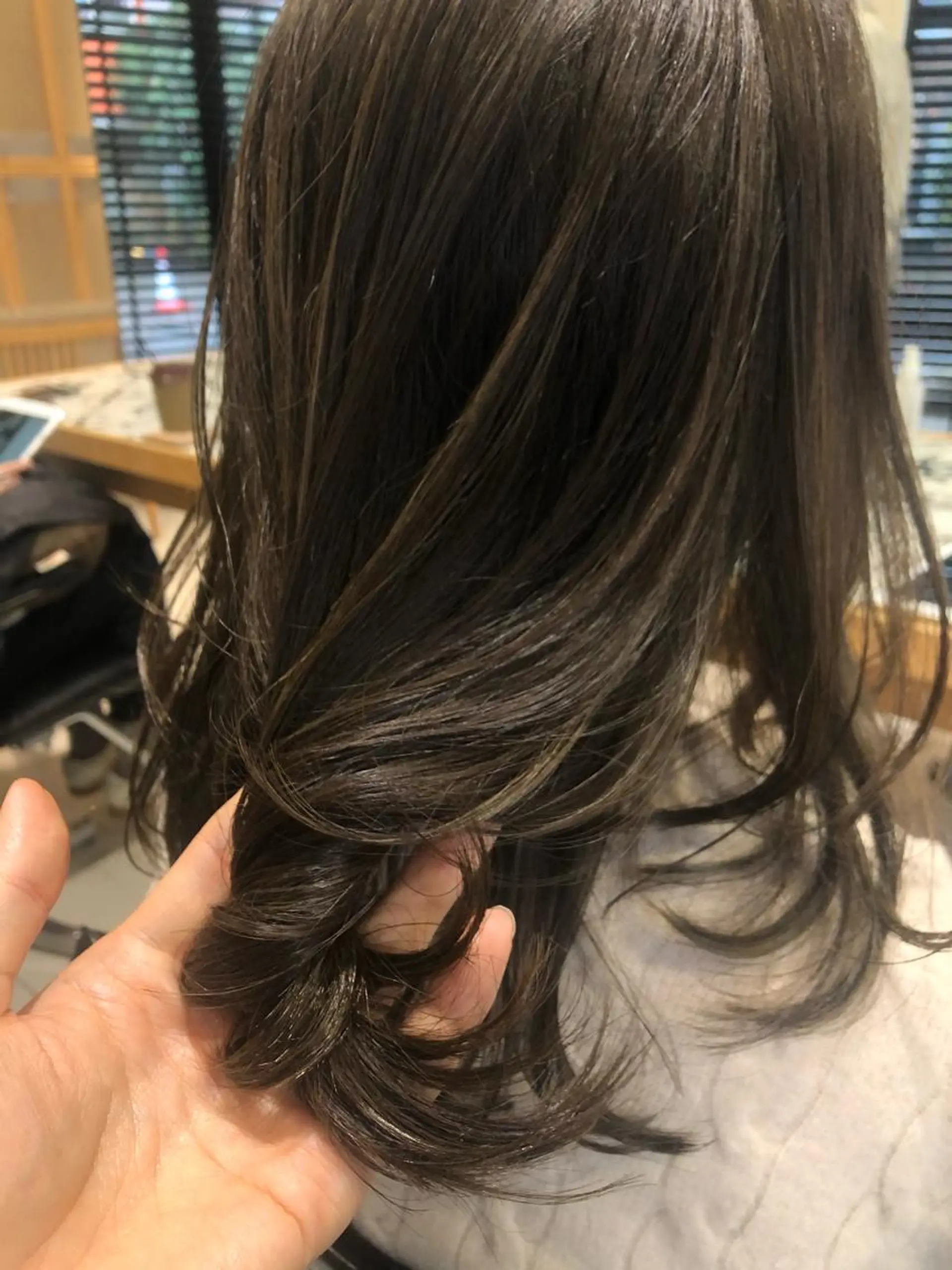 セミロング カラー ブリーチ ブルーカラー グレージュ ハイライトカラー ラベンダーカラー ミヤギ リュウキのヘアスタイル
