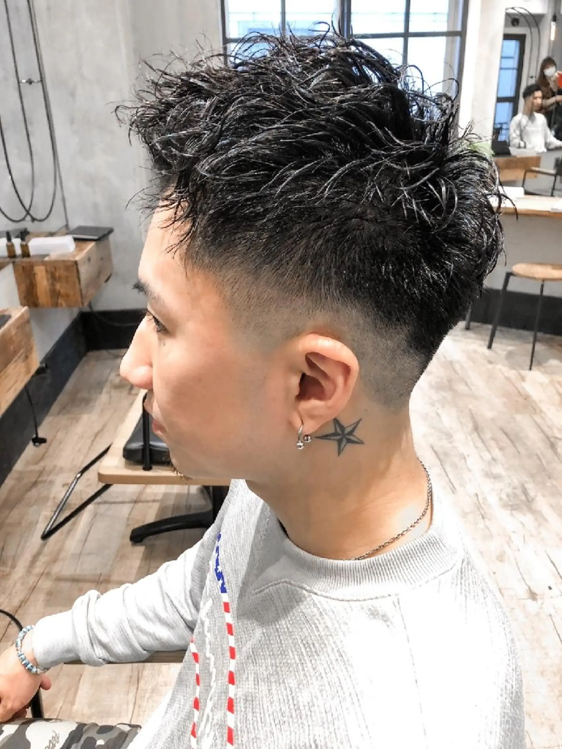ショート パーマ メンズ フェードカット メンズパーマ スキンフェード ツイストスパイラルパーマ スパイラルパーマ lana hair 新宿 髪質改善トリートメント 新宿三丁目所属・新宿メンズパーマ TAKE曲がる縮毛のヘアスタイル