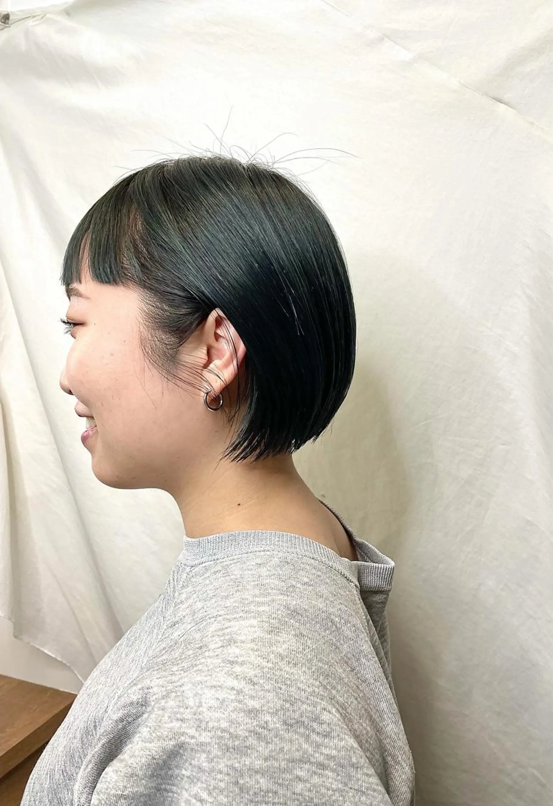 ショート カラー ブルーカラー ボブ ワイドバング カット ヘアカラー トリートメント ショート/レイヤー/ ボブ/縮毛矯正のヘアスタイル