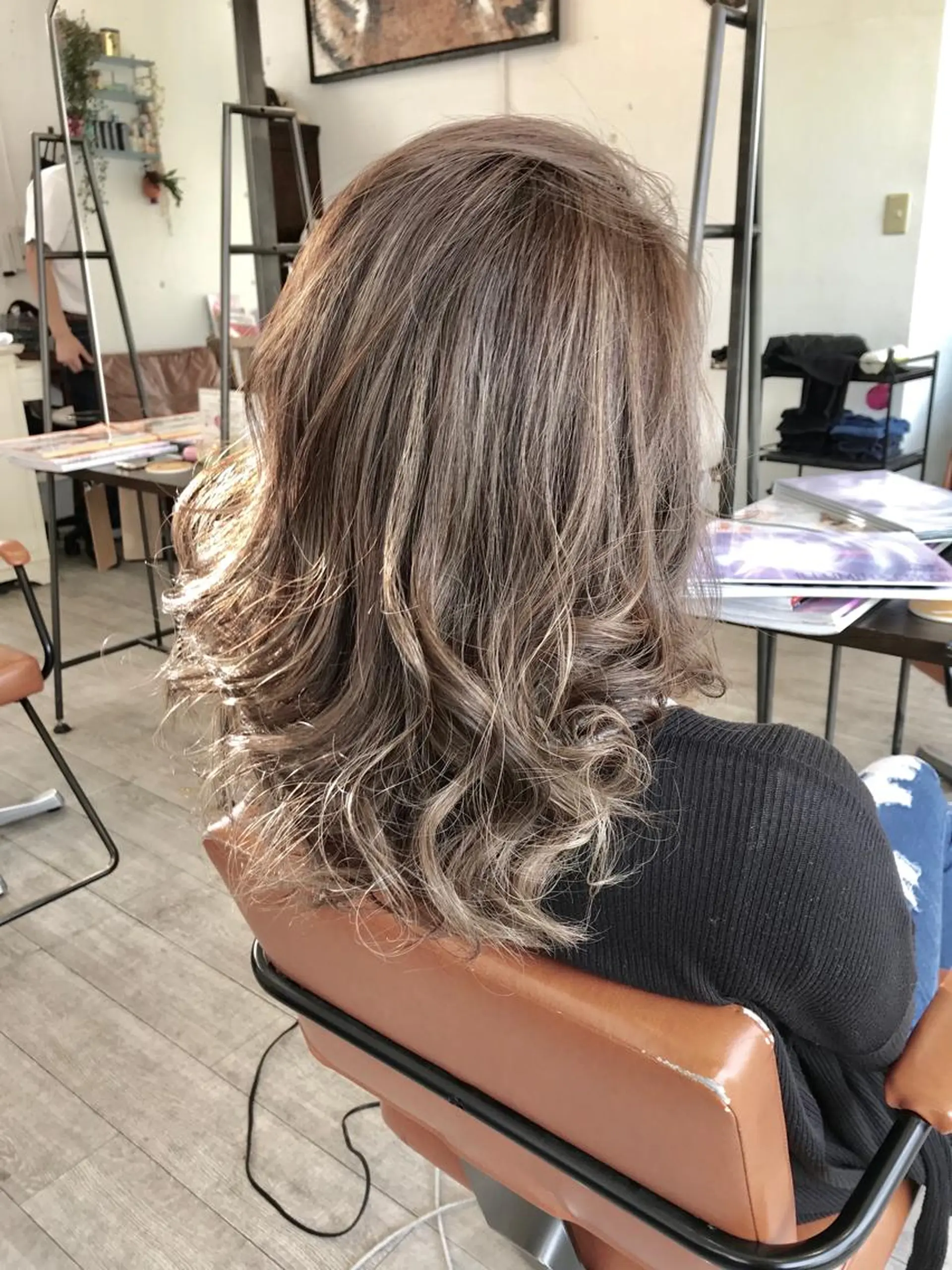ロング カラー アッシュ ブリーチ ハイライトカラー ミルクティーアッシュ ハイライト Akua【代表】 Kazumaのヘアスタイル