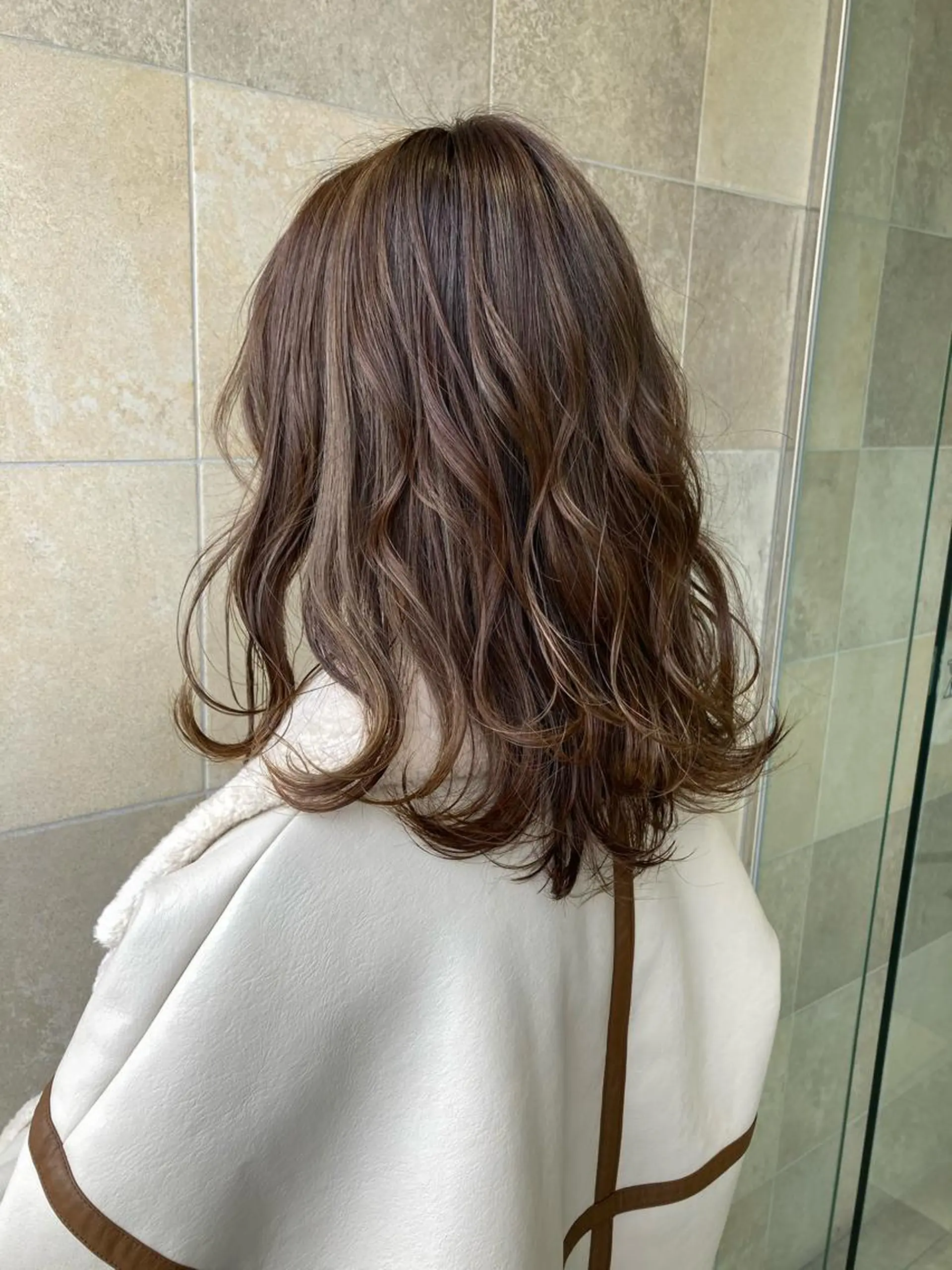 ミディアム カラー ベージュカラー ハイライトカラー オリーブベージュ ハイライト 田中 あかねのヘアスタイル