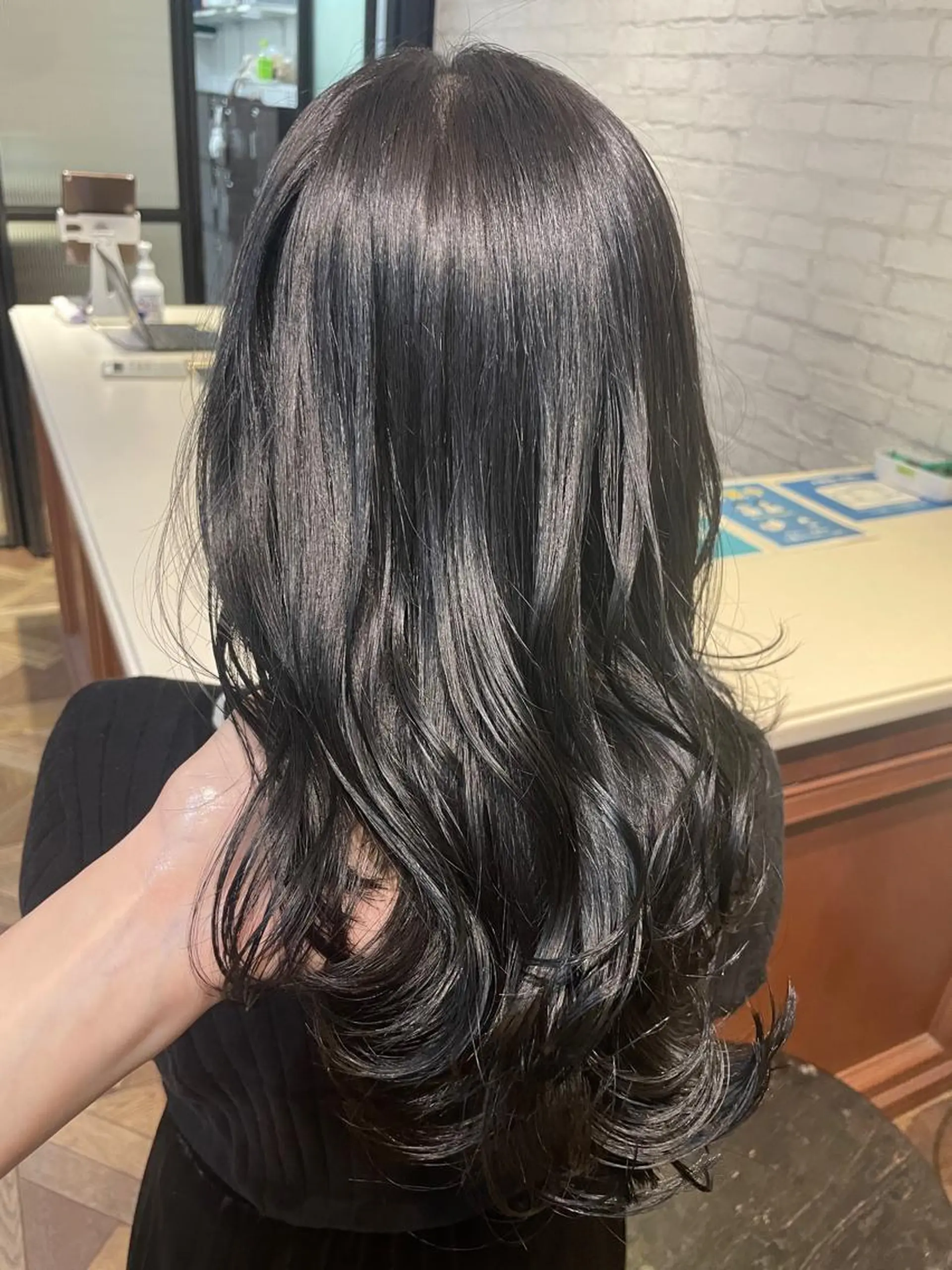 ロング カラー 黒髪 ブリーチ ブルーカラー ブルーブラック ブルージュ カット ヘアカラー トリートメント BEBE所属・ブリーチなし 透明感カラーKANAのヘアスタイル