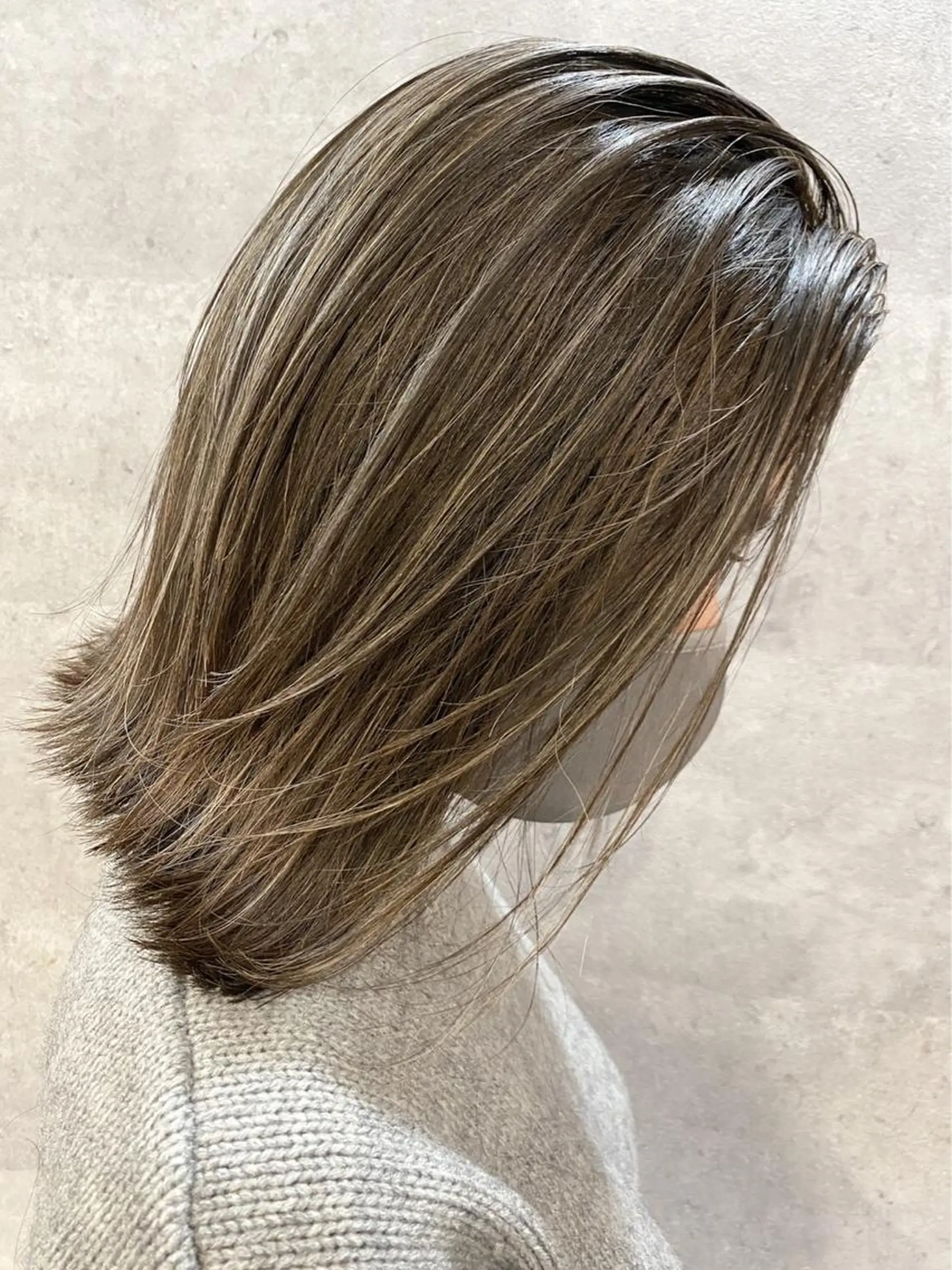 ミディアム アッシュ ハイライト 外ハネヘア ヘアカラー トリートメント 寺嶋 貴大のヘアスタイル