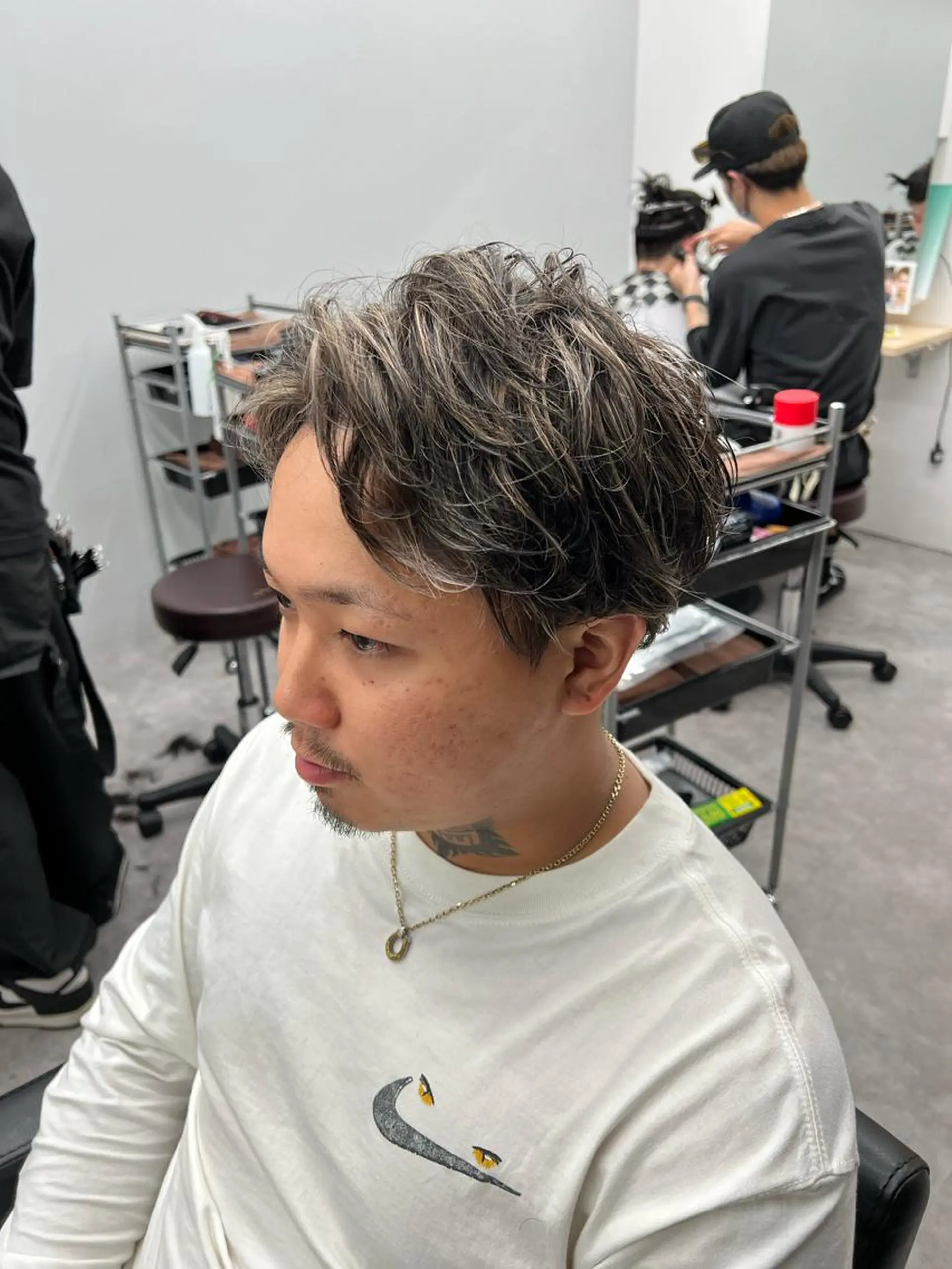 ショート カラー メンズ アップバング メンズブリーチ メンズハイライト ブリーチ ハイライトカラー 【曲がる縮毛矯正】 モデル募集🙋カツヤのヘアスタイル