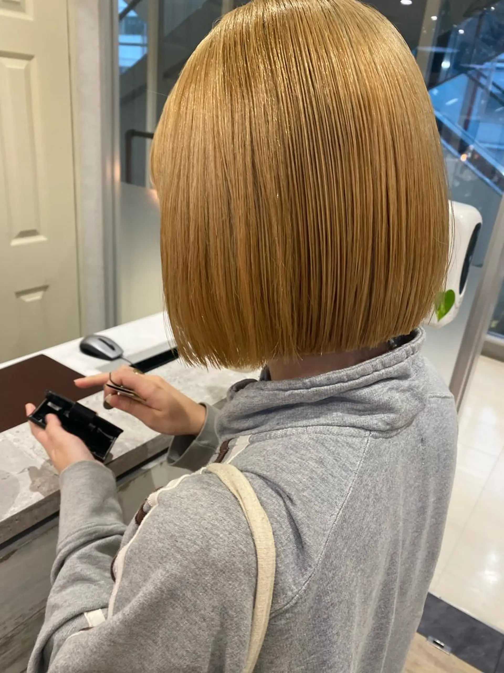 ミディアム カット Yahiko ハイトーンのヘアスタイル