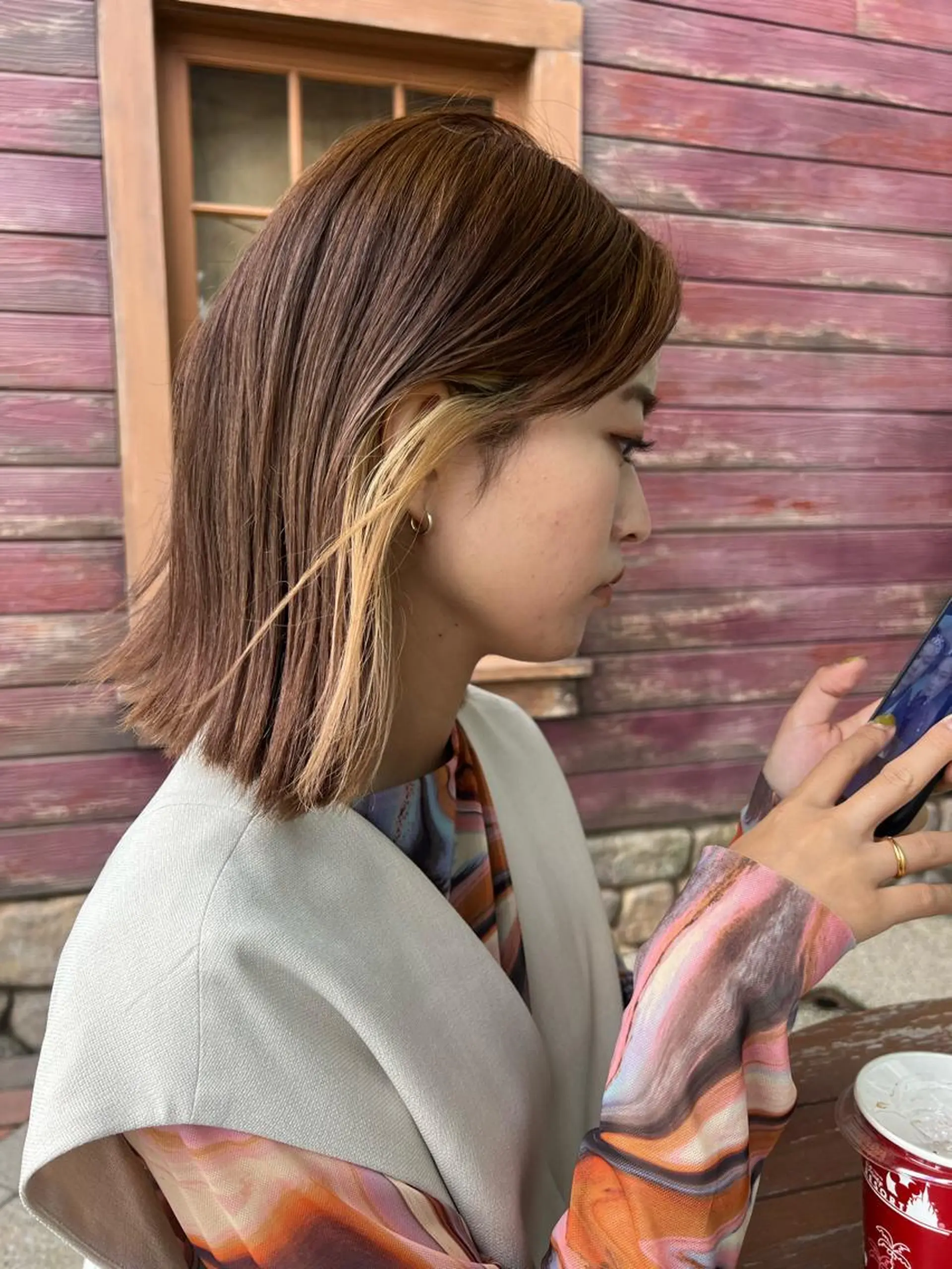 ミディアム カラー 切りっぱなしボブ ブリーチ グレージュ イルミナカラー インナーカラー カット ヘアカラー トリートメント ニュアンスレイヤー ハイトーンカラーのヘアスタイル