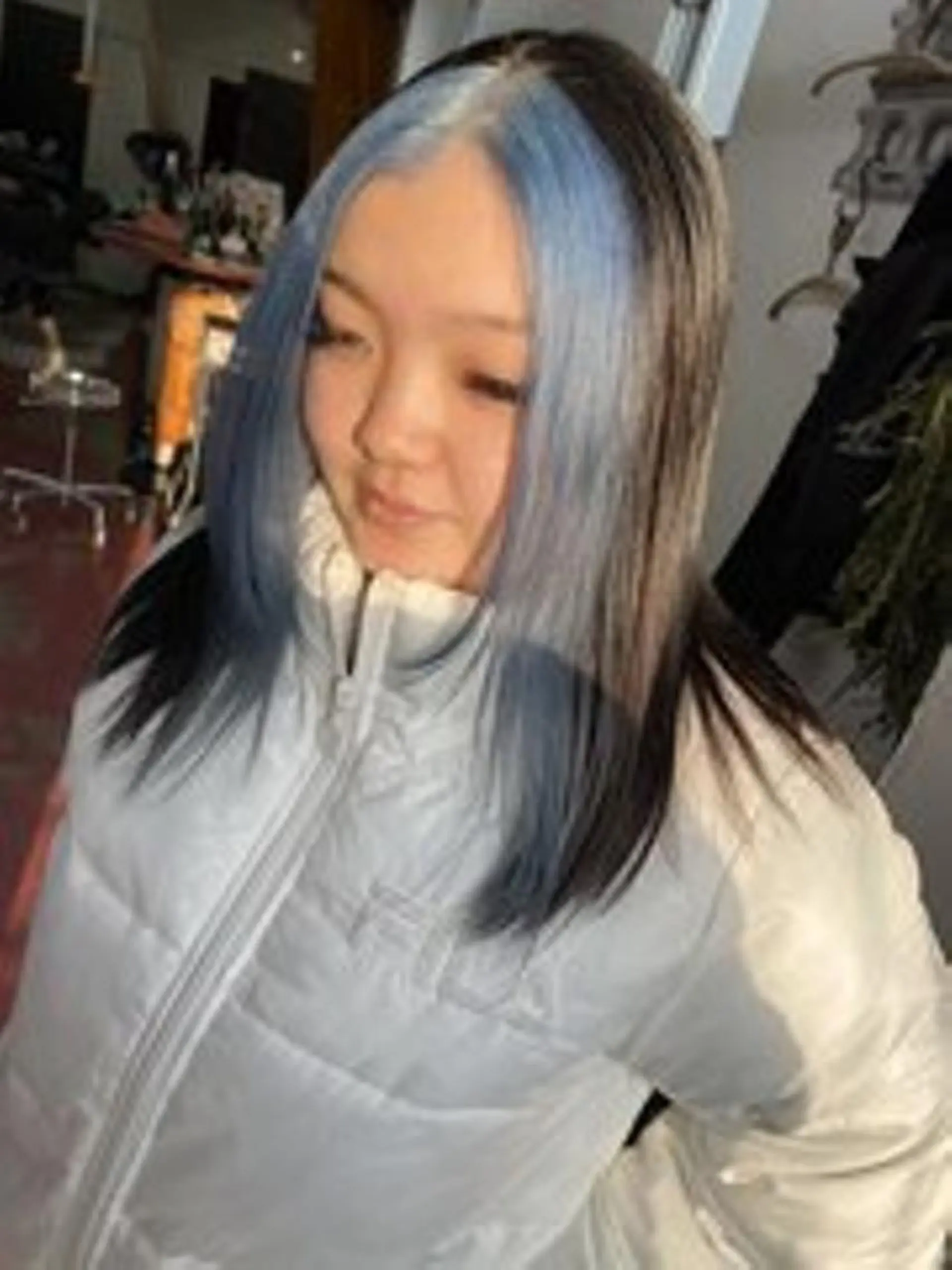 カラー ロング ブルーカラー qiie ワンカラー 黒染め　白髪染めのヘアスタイル