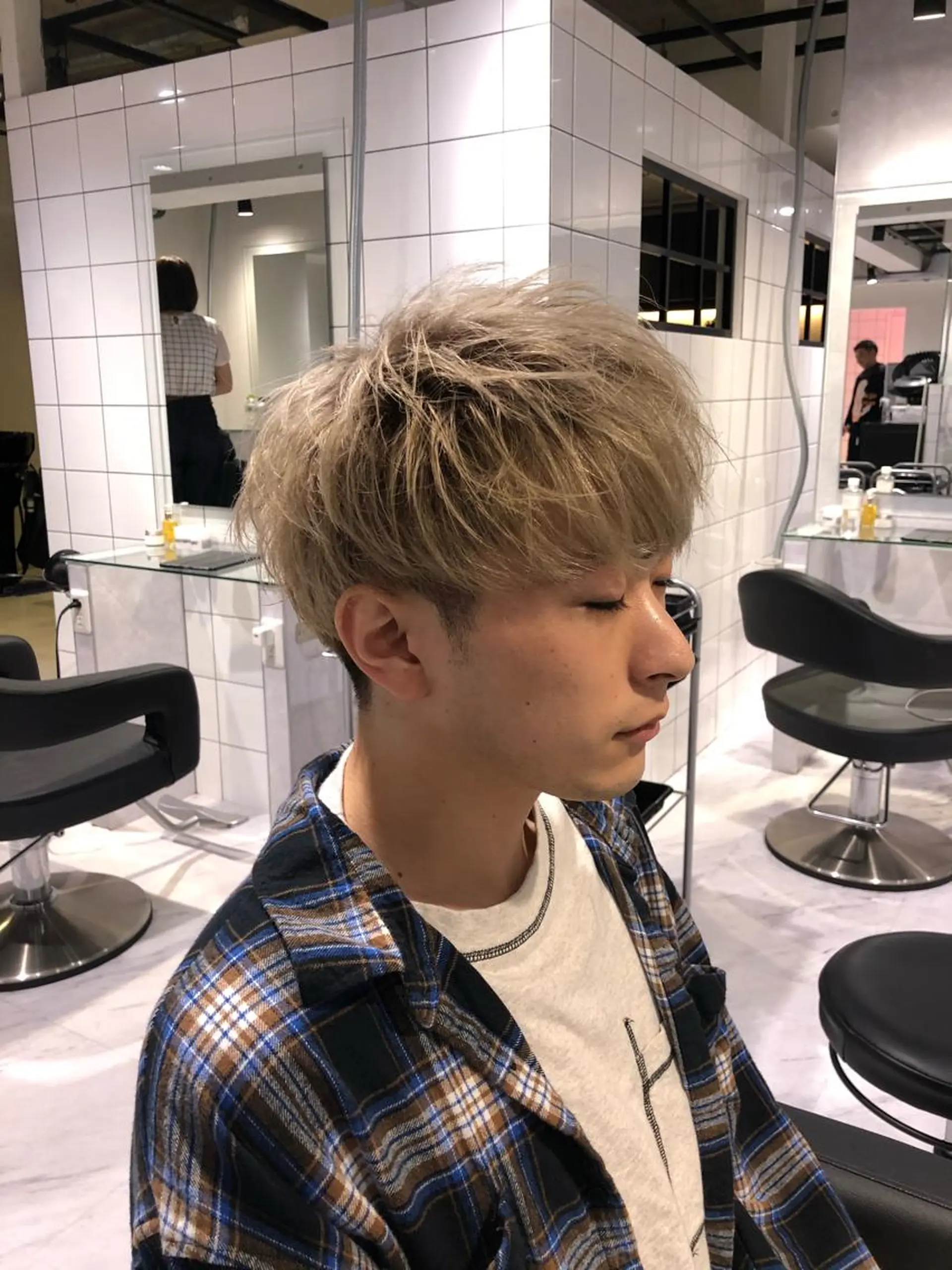 ショート カラー メンズ アッシュ ホワイトアッシュ 赤み消し🌿 透明感カラー🫧のヘアスタイル