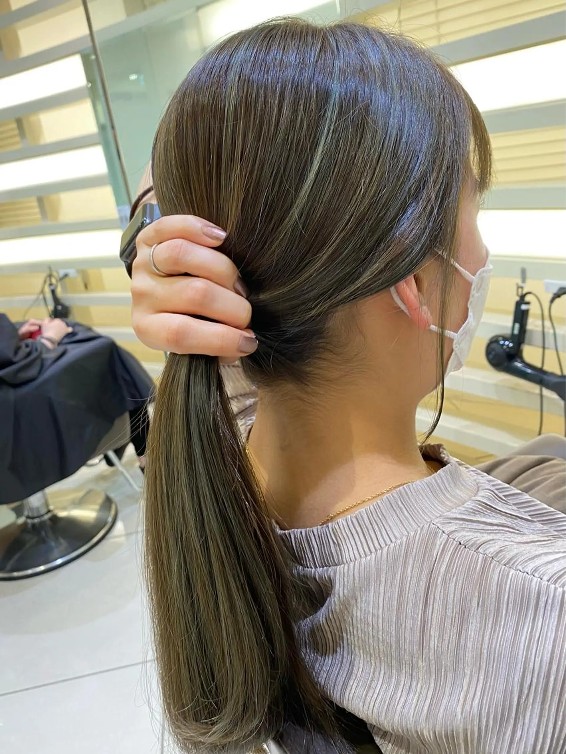 ロング カラー ベージュカラー ハイライトカラー オリーブベージュ ハイライト カット ヘアカラー トリートメント プレイングカラー🤍 細めハイライトのヘアスタイル