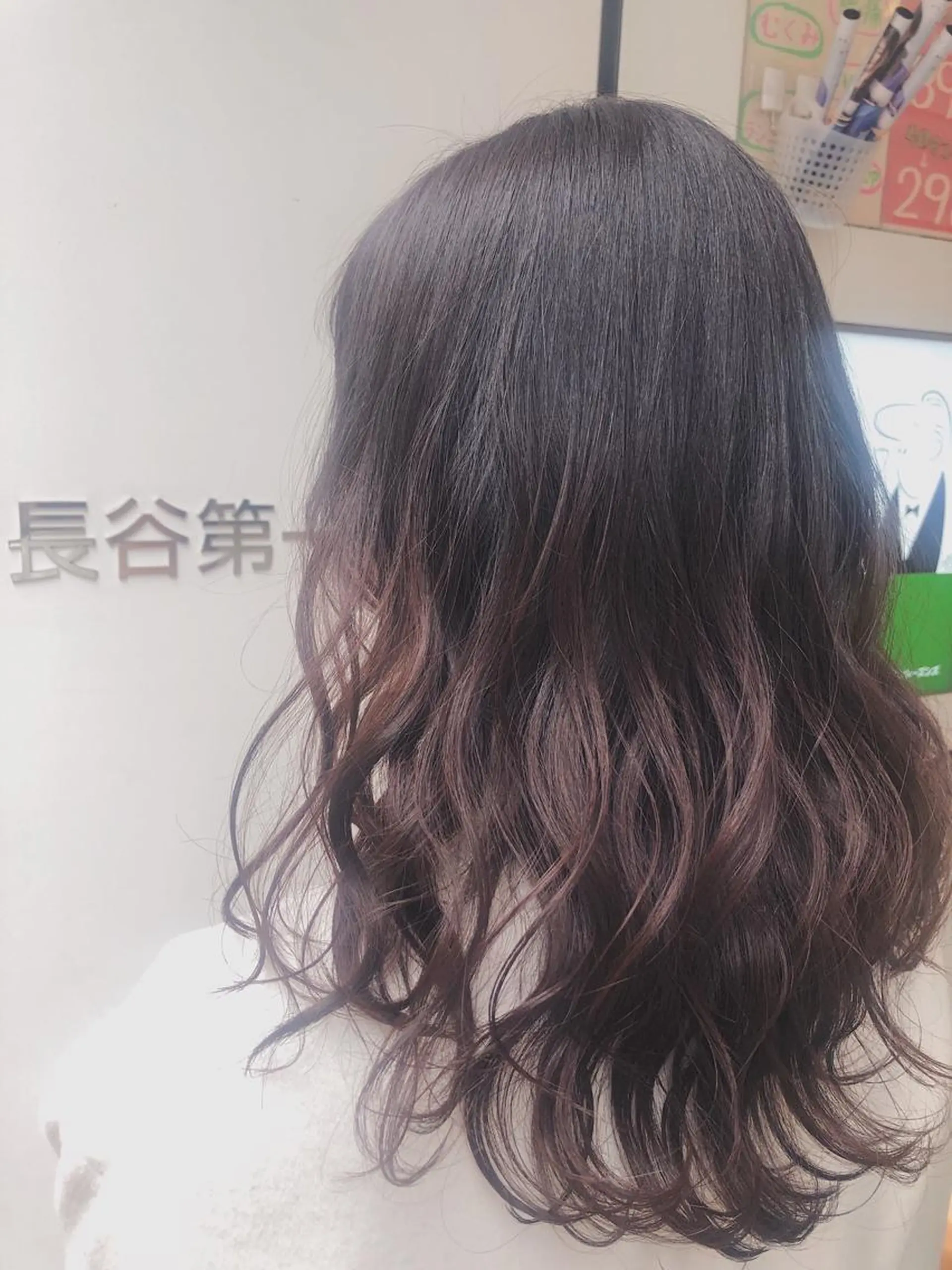 セミロング カラー ブリーチ グラデーションカラー ブリーチなしカラー ピンクカラー 佐々木 シホミのヘアスタイル
