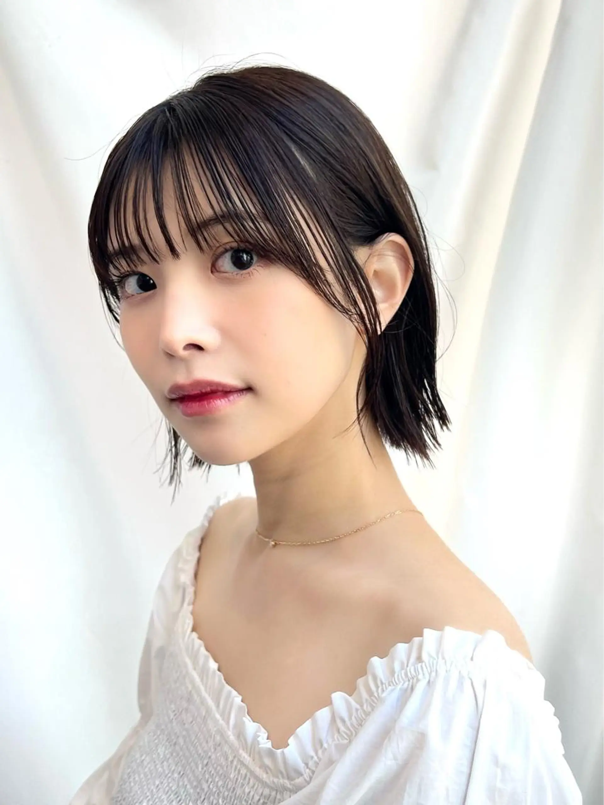 ショート カラー 切りっぱなしボブ 前下がりボブ ブリーチ グレージュ イルミナカラー カット ヘアカラー トリートメント ニュアンスレイヤー ハイトーンカラーのヘアスタイル