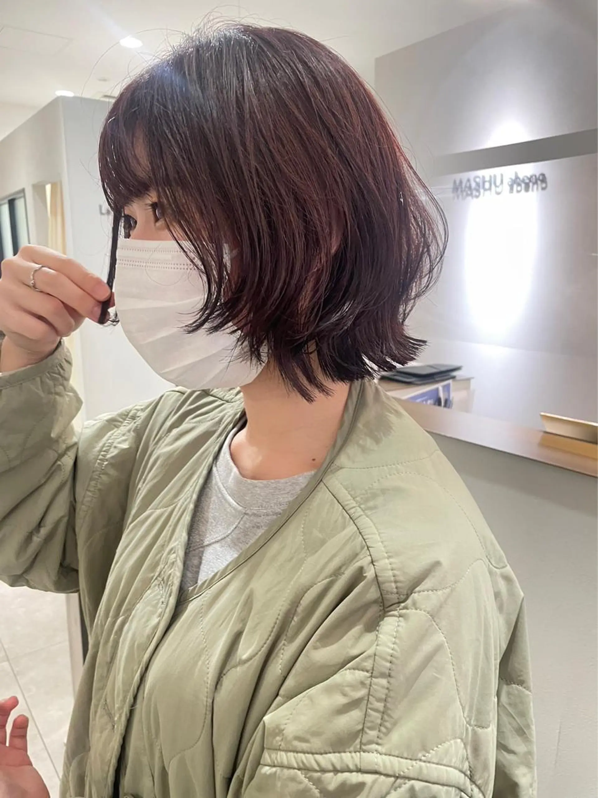 ショート オリーブベージュ/ ブリーチなし透明感のヘアスタイル