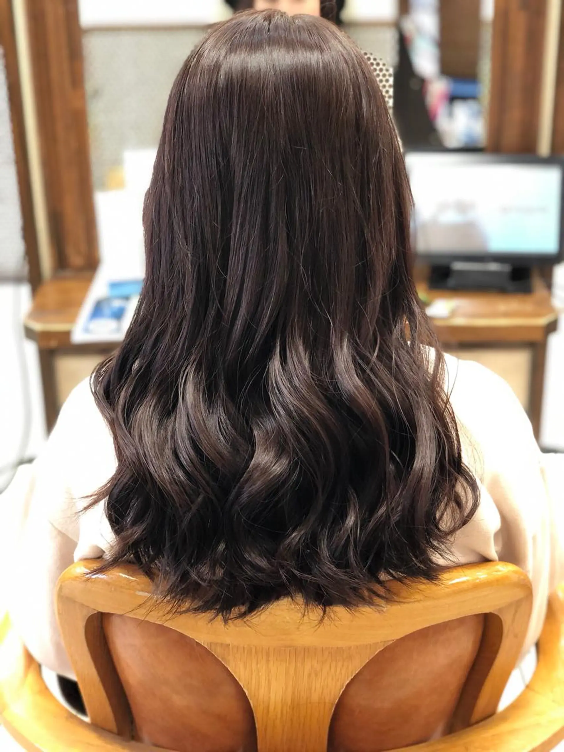 セミロング カラー 白髪ぼかし脱白髪染め 大塚綾のヘアスタイル