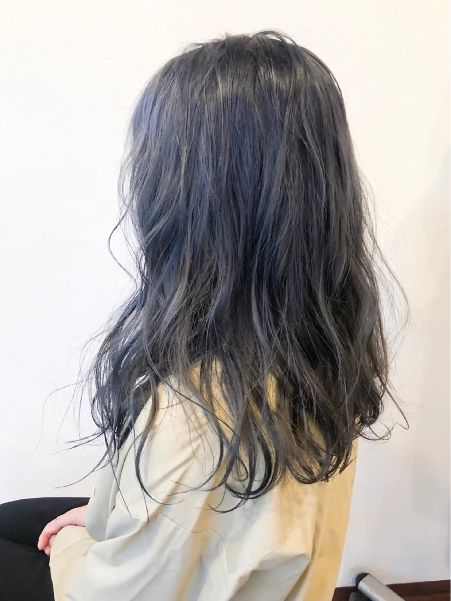 セミロング カラー ブリーチ ブルーカラー シルバー GIRL所属・ダメージレスサロン✨ kayo🌱のヘアスタイル