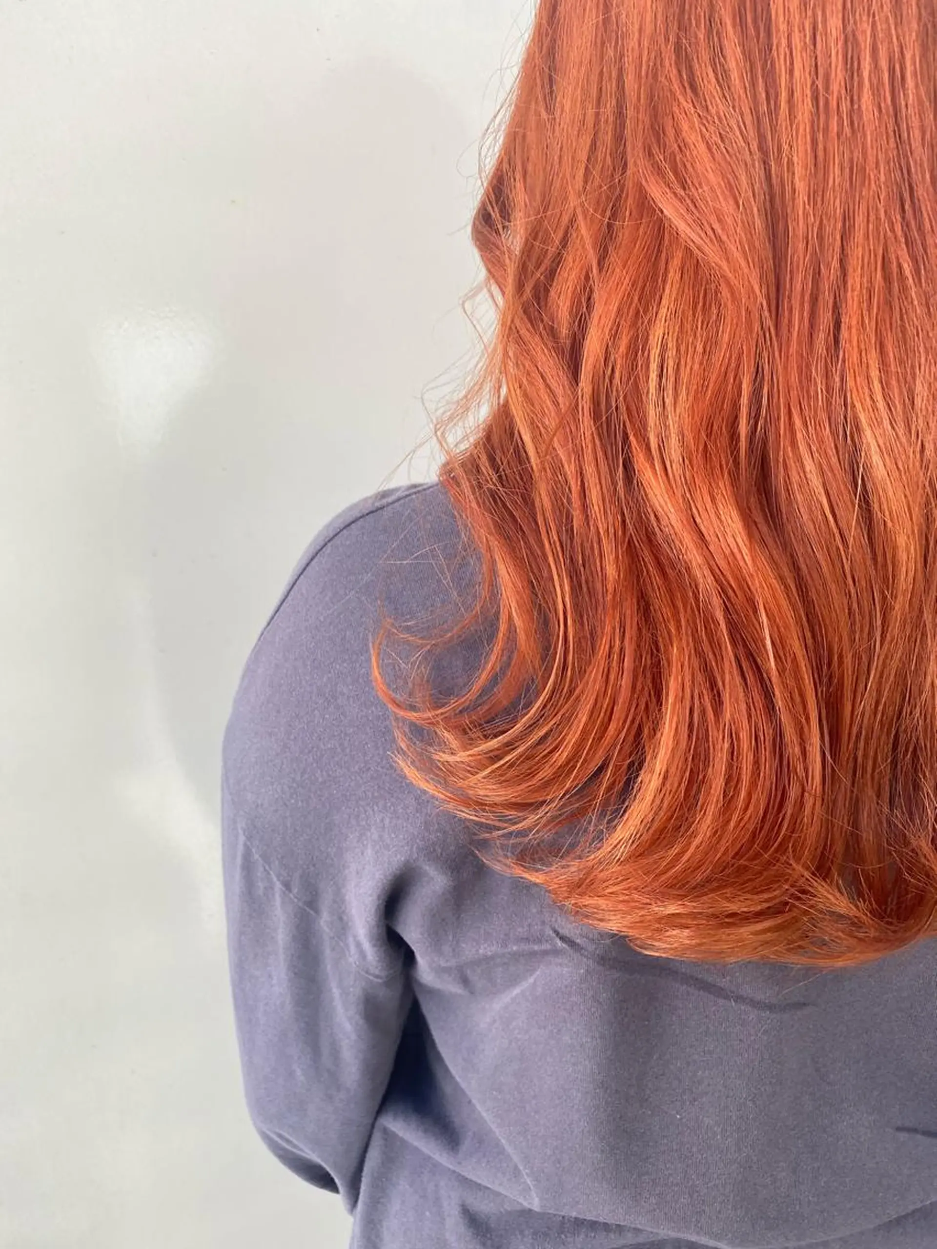 セミロング カラー ANNA /艶髪/ハイトーンのヘアスタイル