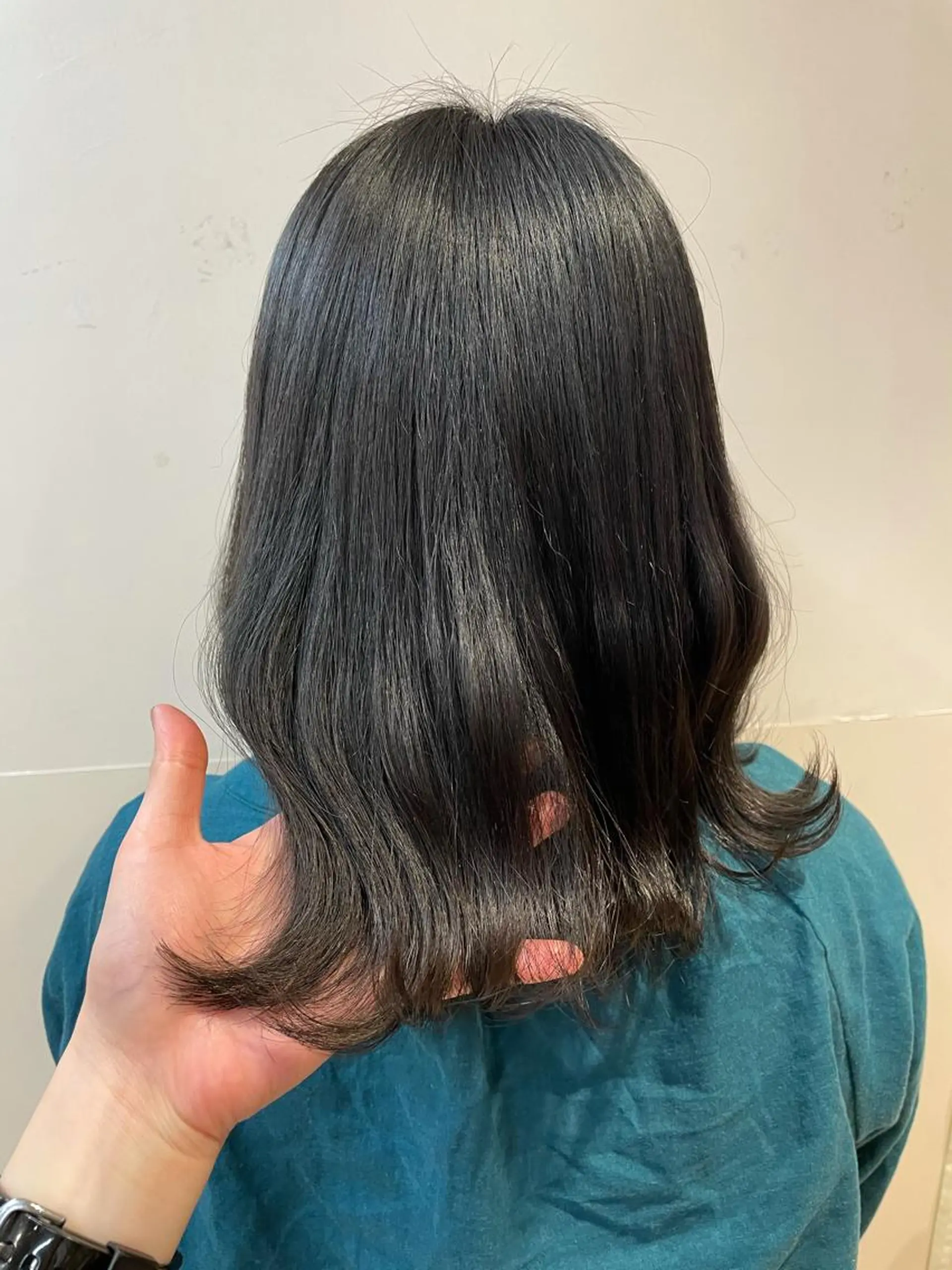 ミディアム カラー 黒髪 ブルーカラー ブルーブラック LOG/所属・✨縮毛/ブリーチ✨ 出口 紗依のヘアスタイル