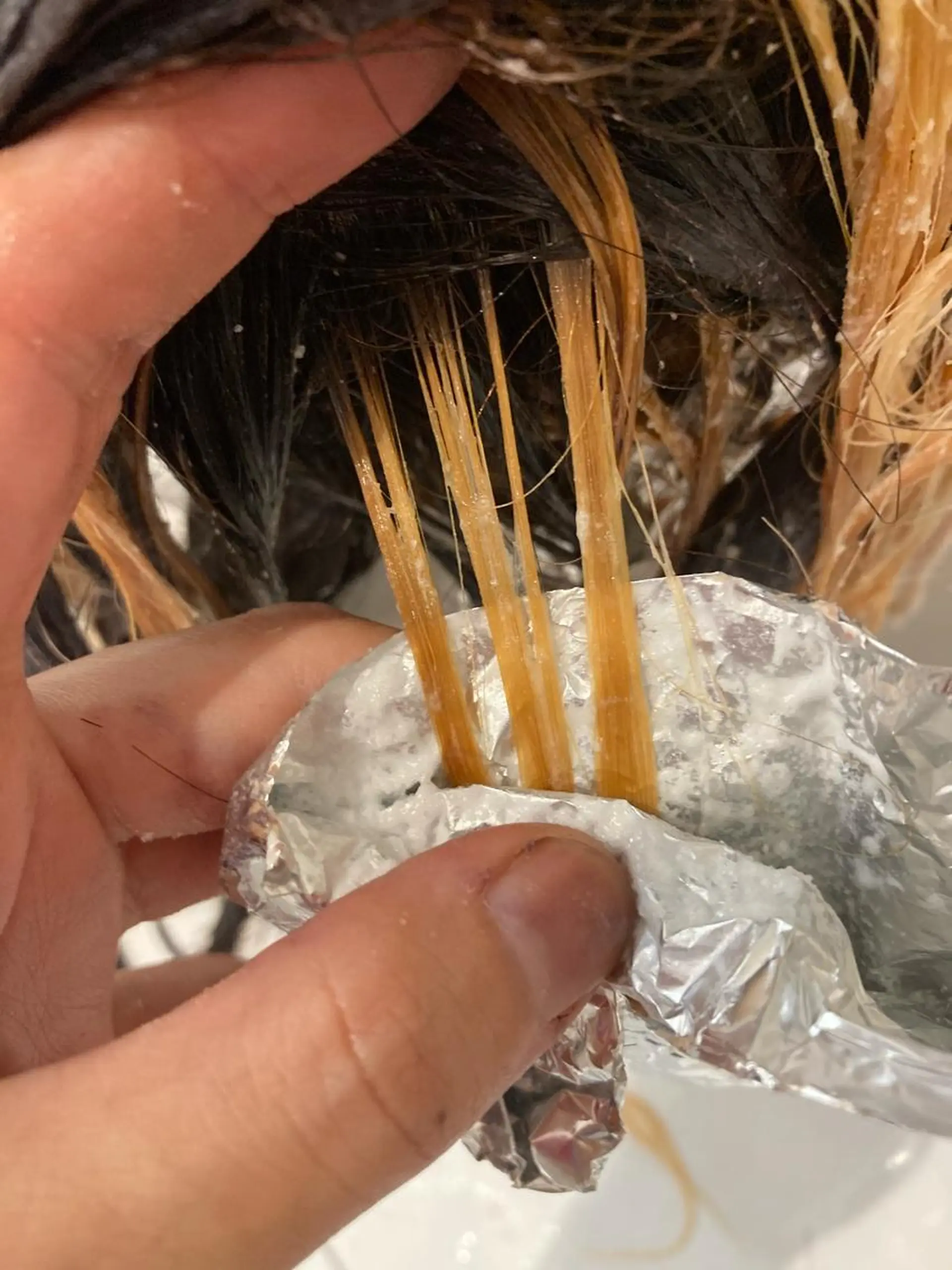 セミロング 卒業式のヘアスタイル ハイライト レイヤーカット 白髪ぼかしハイライト ヘアアレンジのヘアスタイル