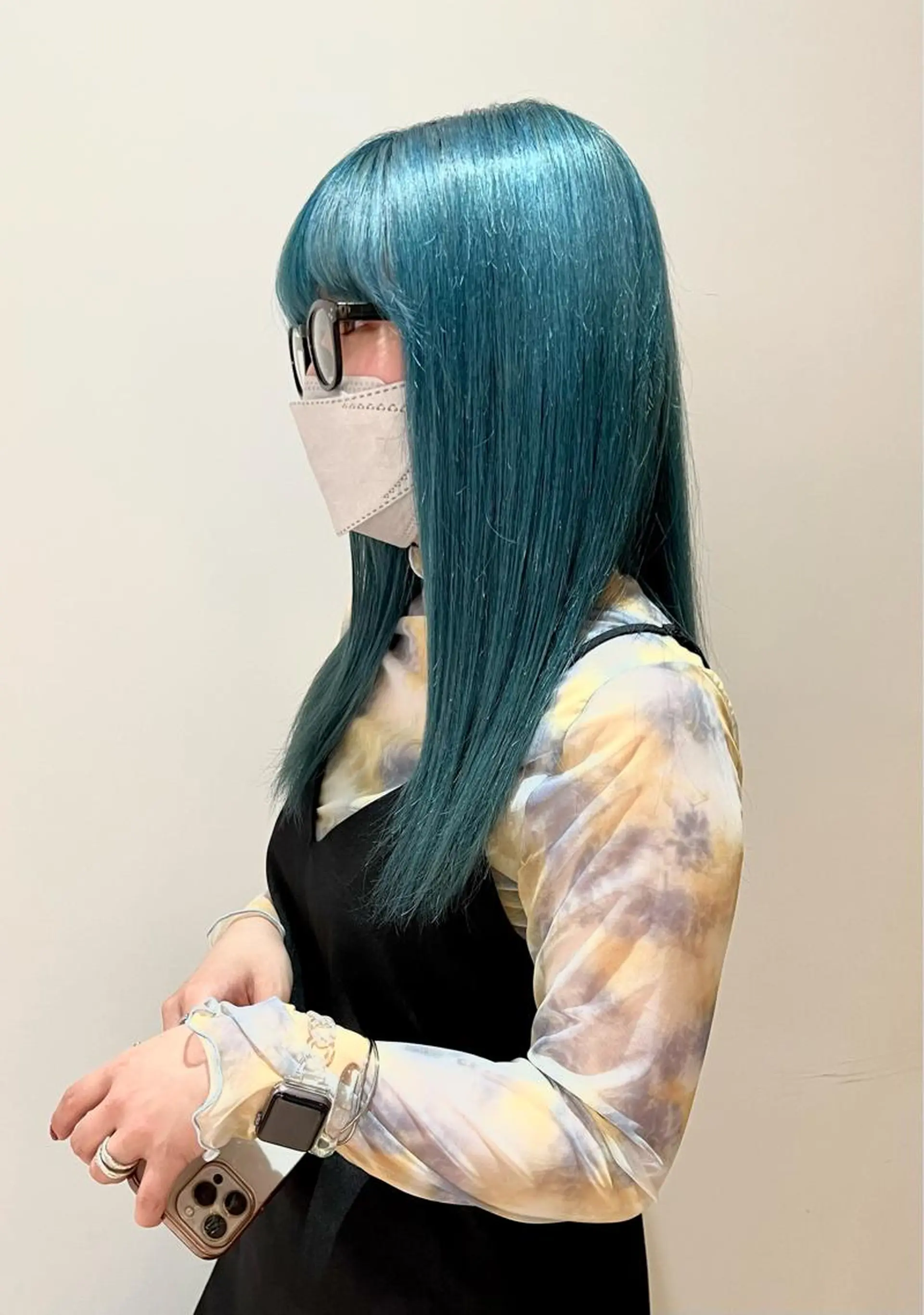 ロング カラー ブリーチ ブルーカラー RAIMA ハイトーン/ベージュのヘアスタイル