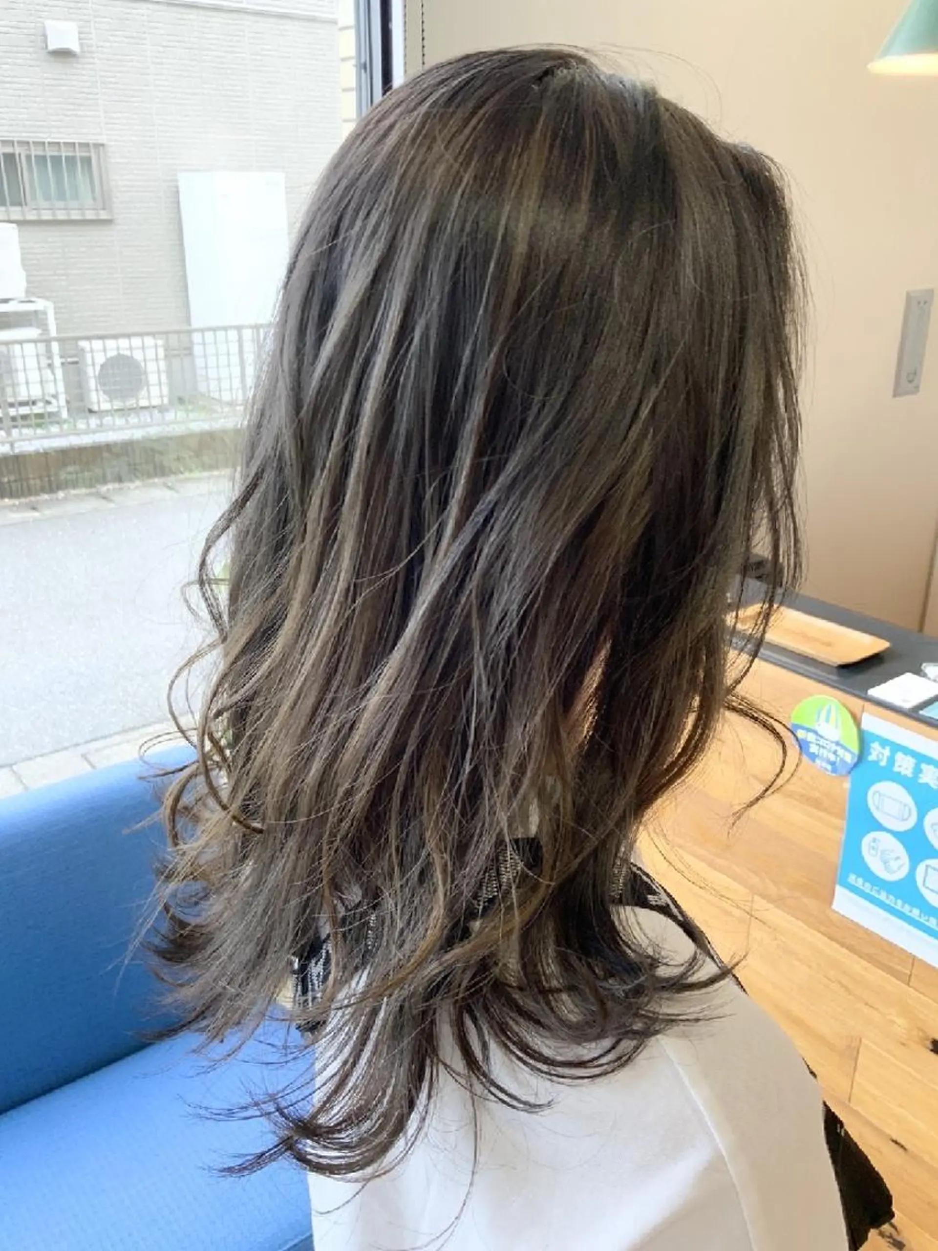 カラー ブリーチ 透明感カラー グレージュ ヘアカラー トリートメント 堀 望美のヘアスタイル