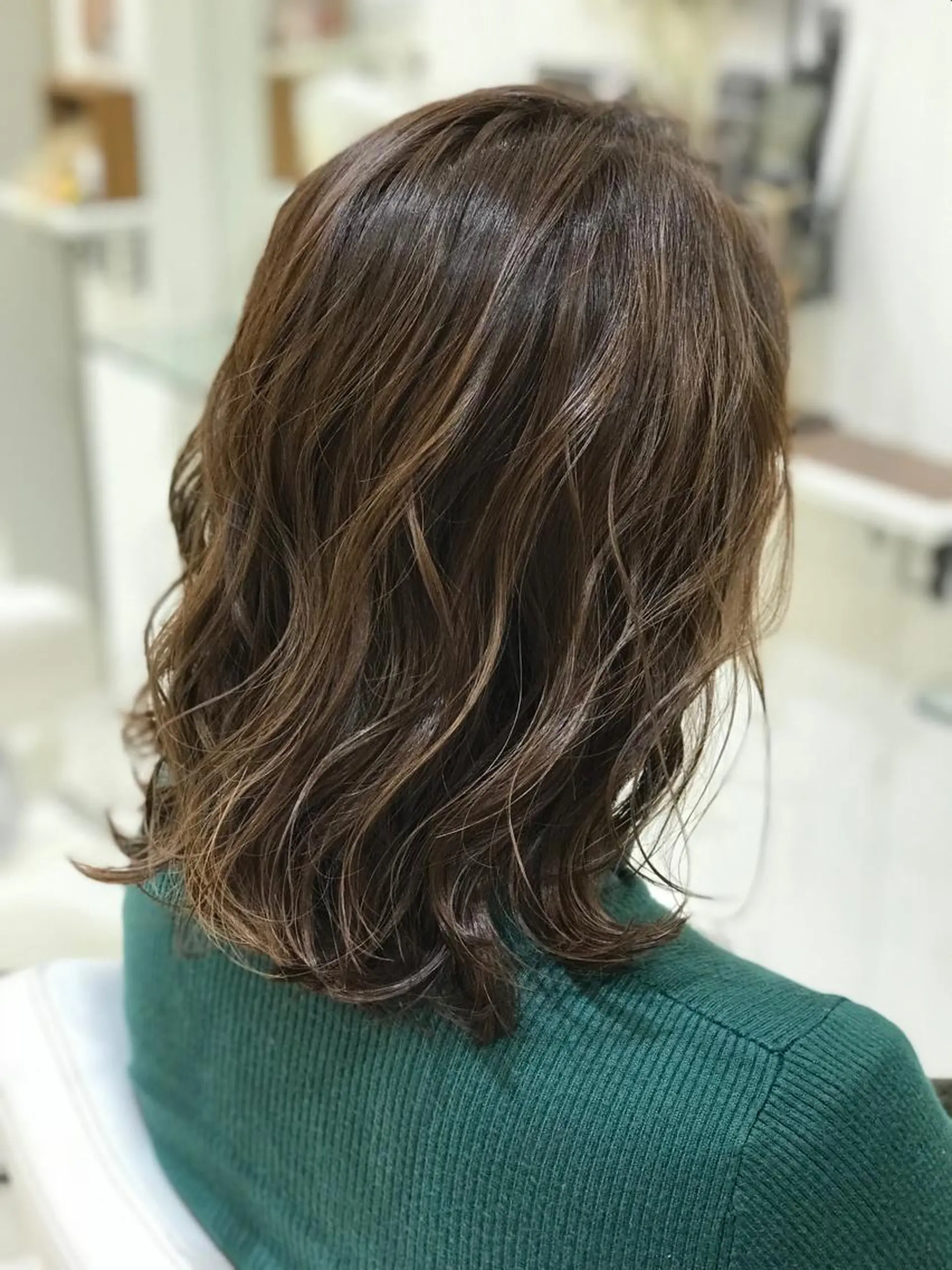 ミディアム アッシュ ハイライト エクリ麻布十番所属・斉藤健 秋谷百花のヘアスタイル