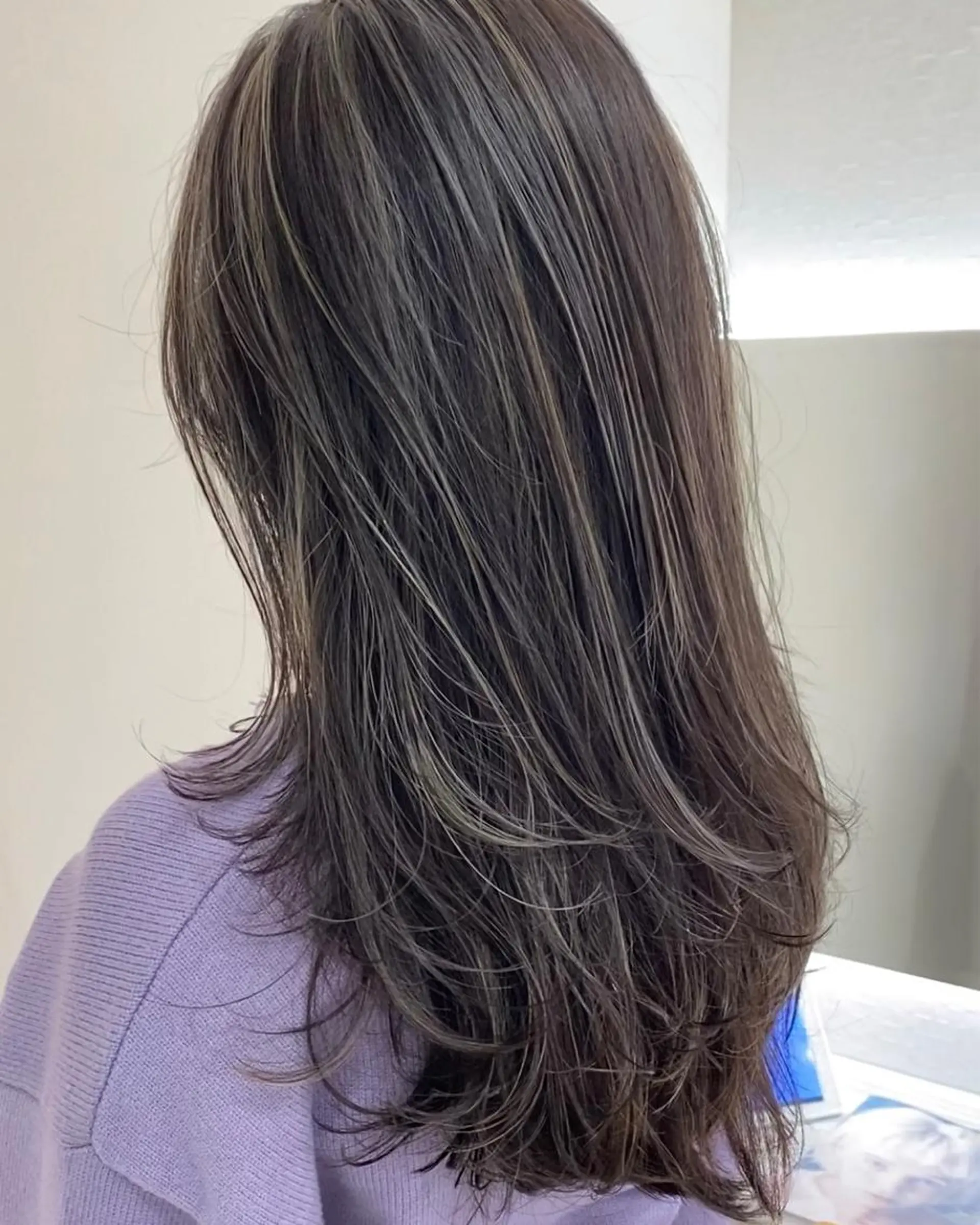セミロング カット ヘアカラー トリートメント プレイングカラー🤍 細めハイライトのヘアスタイル