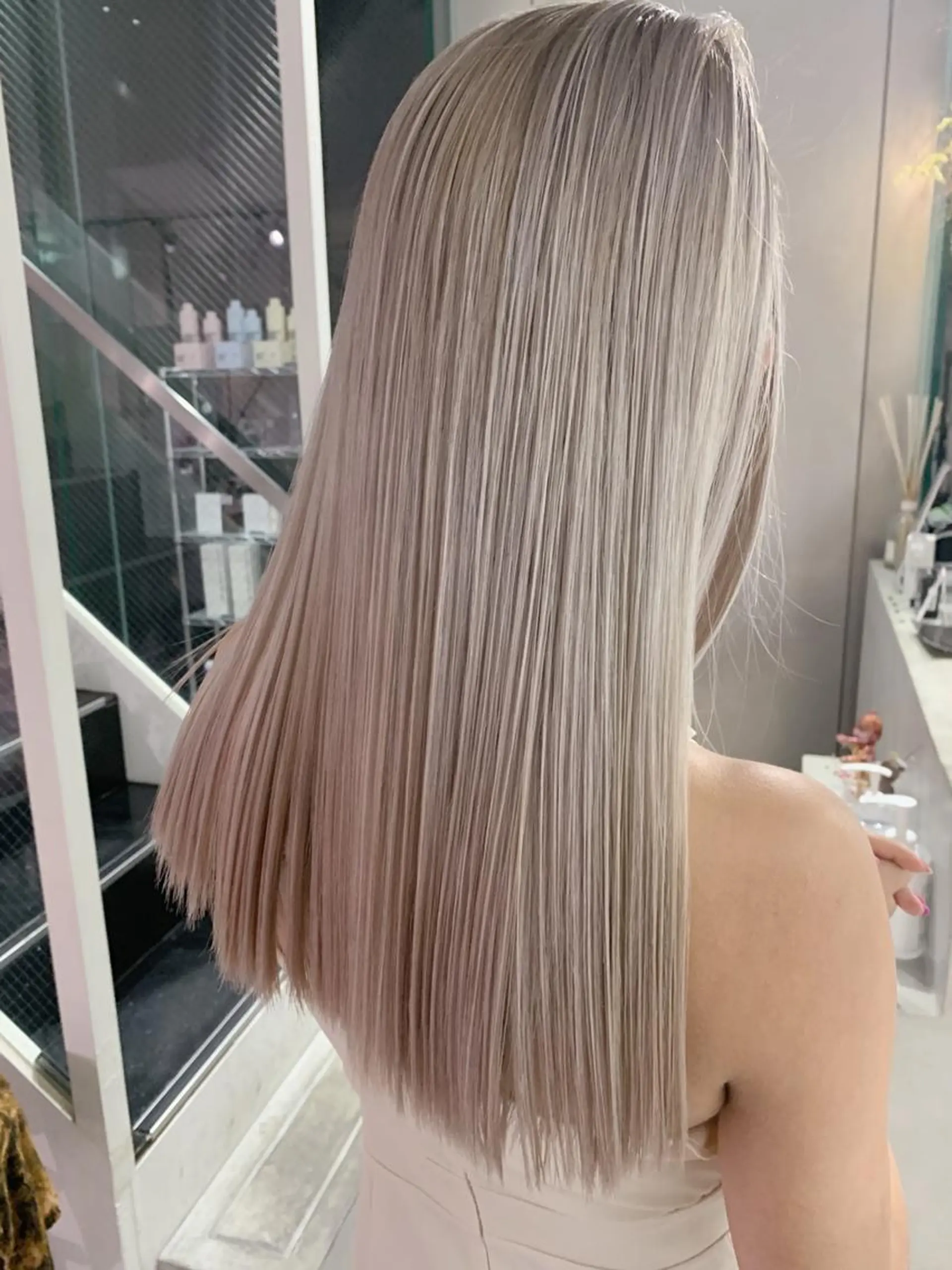 ロング カラー ベージュカラー ホワイトベージュ ヘアカラー トリートメント ayano/天神 ハイトーン/レイヤーのヘアスタイル