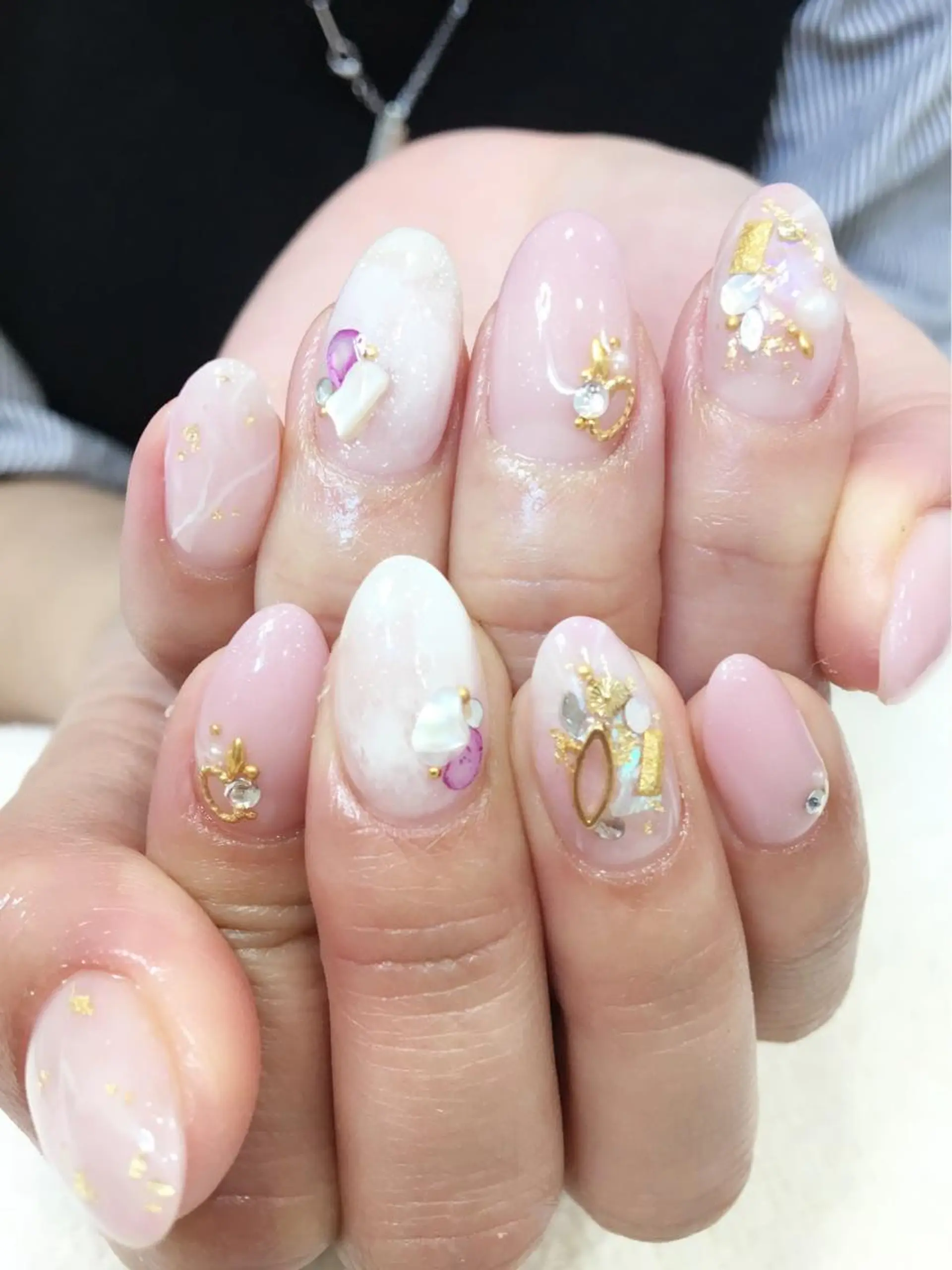 ネイル ピンク ストーンネイル ハンドネイル nailroom.. shikiのネイルデザイン