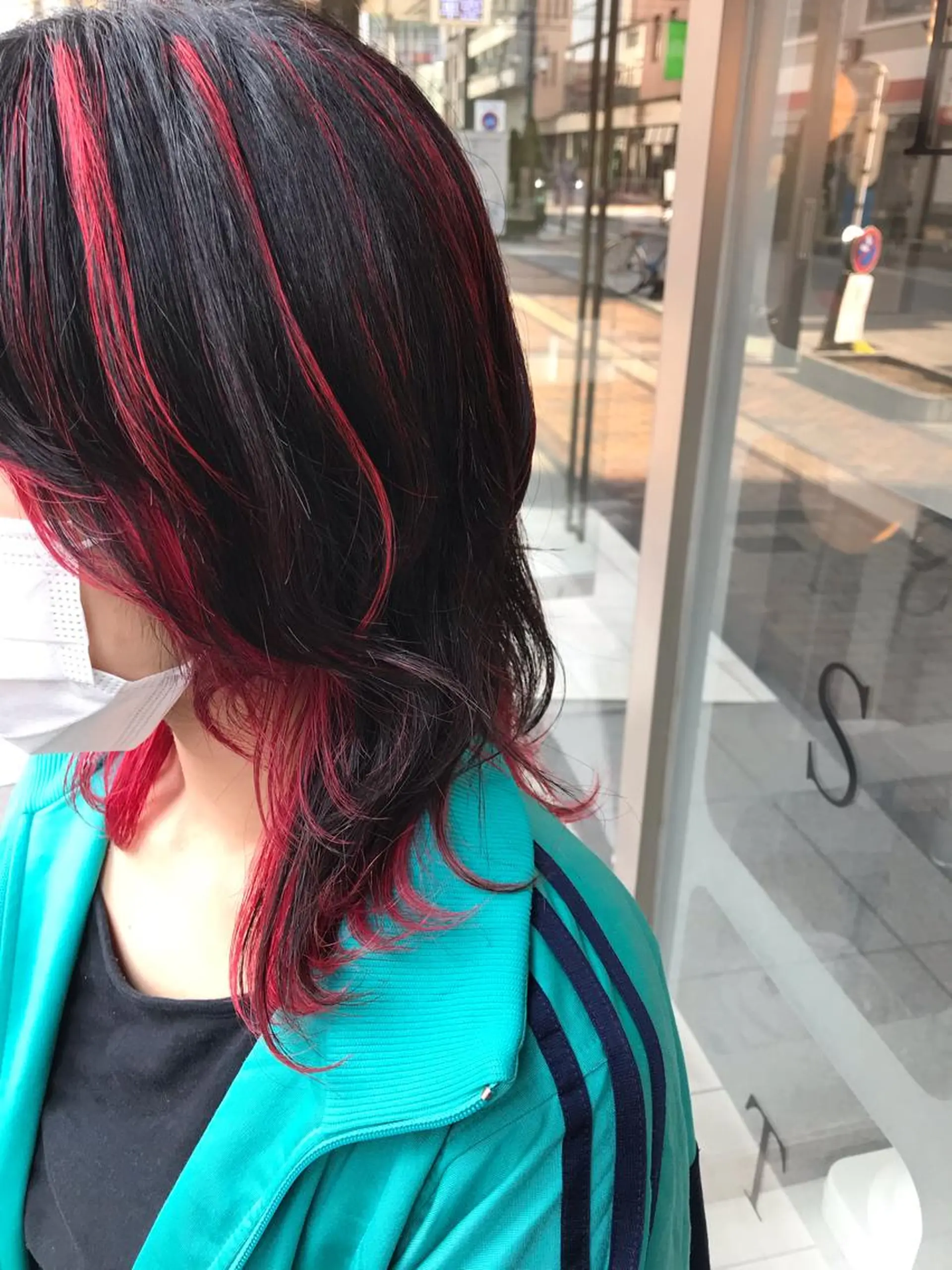 ミディアム カラー ベージュカラー 黒髪 ハイライトカラー インナーカラー レッドカラー サカグチユキナ 【tocca】のヘアスタイル