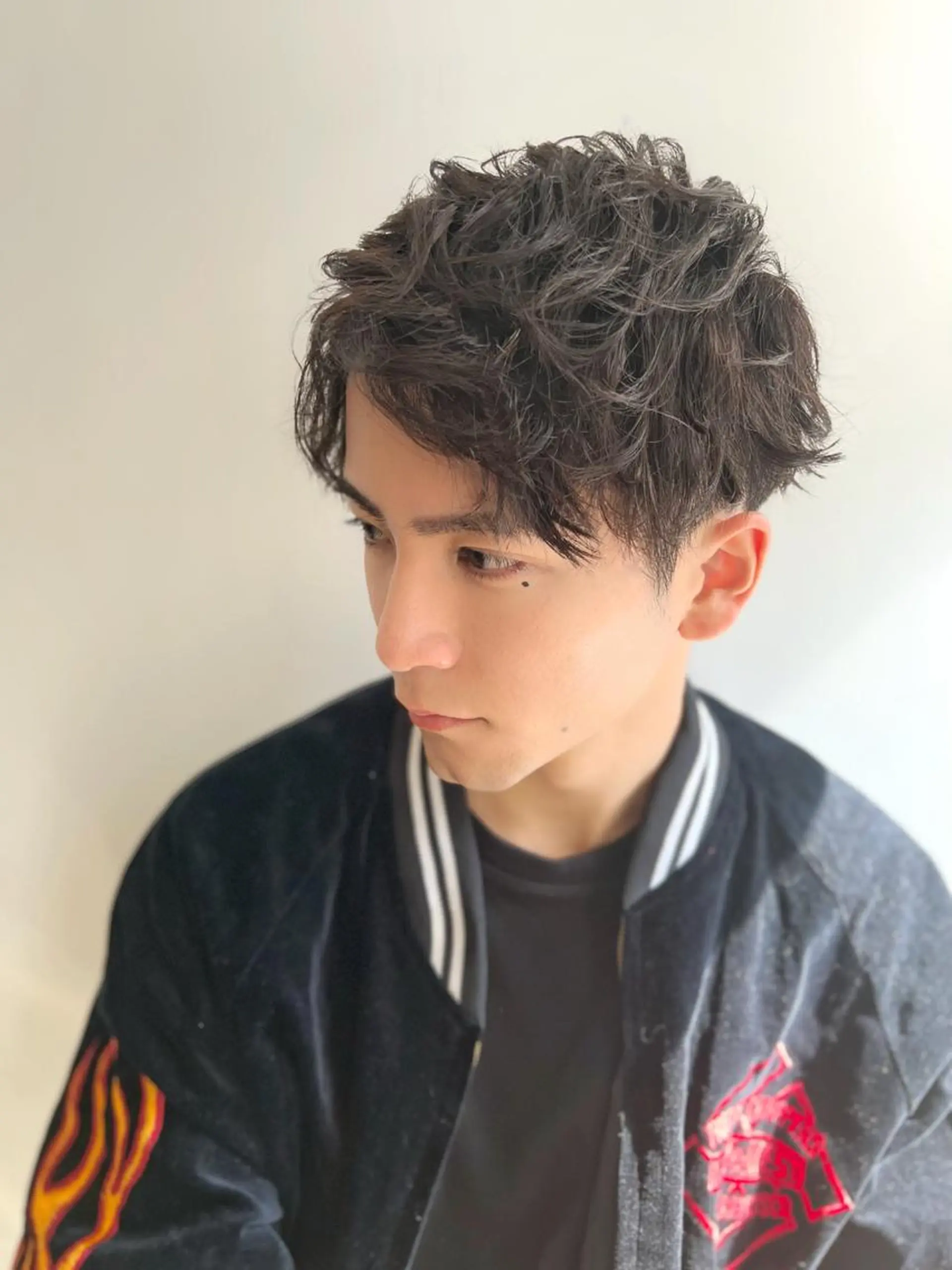 ショート パーマ メンズ アップバング メンズブリーチ センターパート フェードカット メンズハイライト メンズStylist 山根慧のヘアスタイル